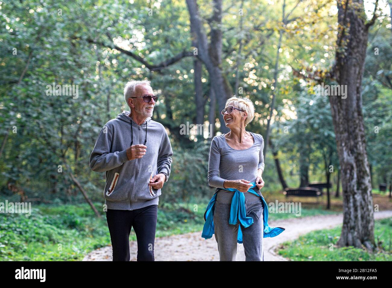Coppia matura l uomo e la donna a fare jogging nel parco Foto Stock