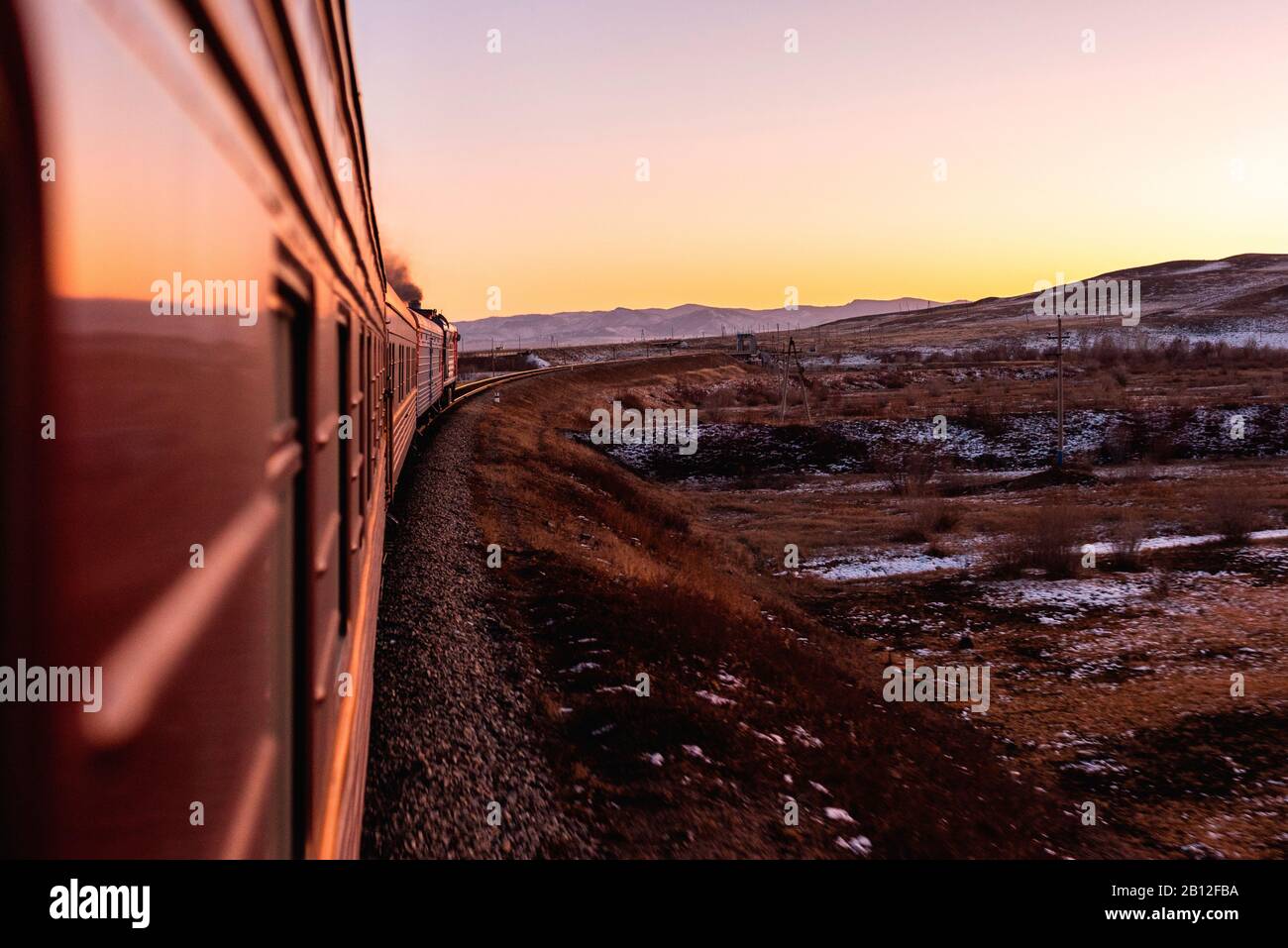 Trans-Siberian Railway durante il viaggio in inverno con atmosfera del tramonto, Siberia, Russia Foto Stock