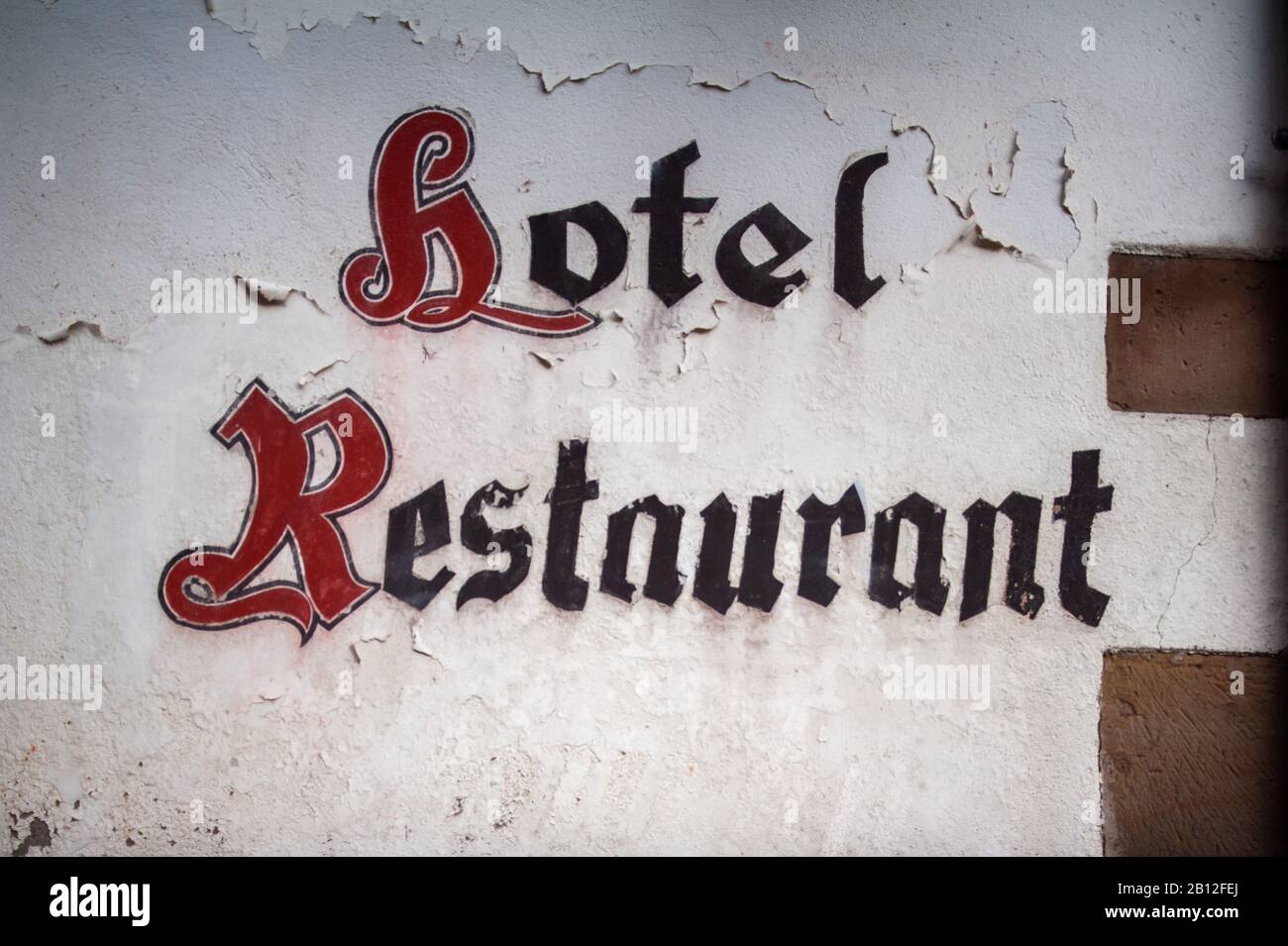 Vintage Hotel e Restaurant insegne in stile gotico scrivere caratteri sulla parete bianca della città tedesca Foto Stock