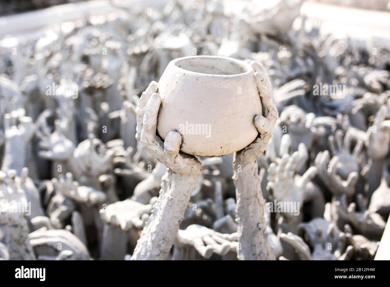 Le mani di scultura, Wat Rong Khun tempio, Chiang Rai, Thailandia Foto Stock