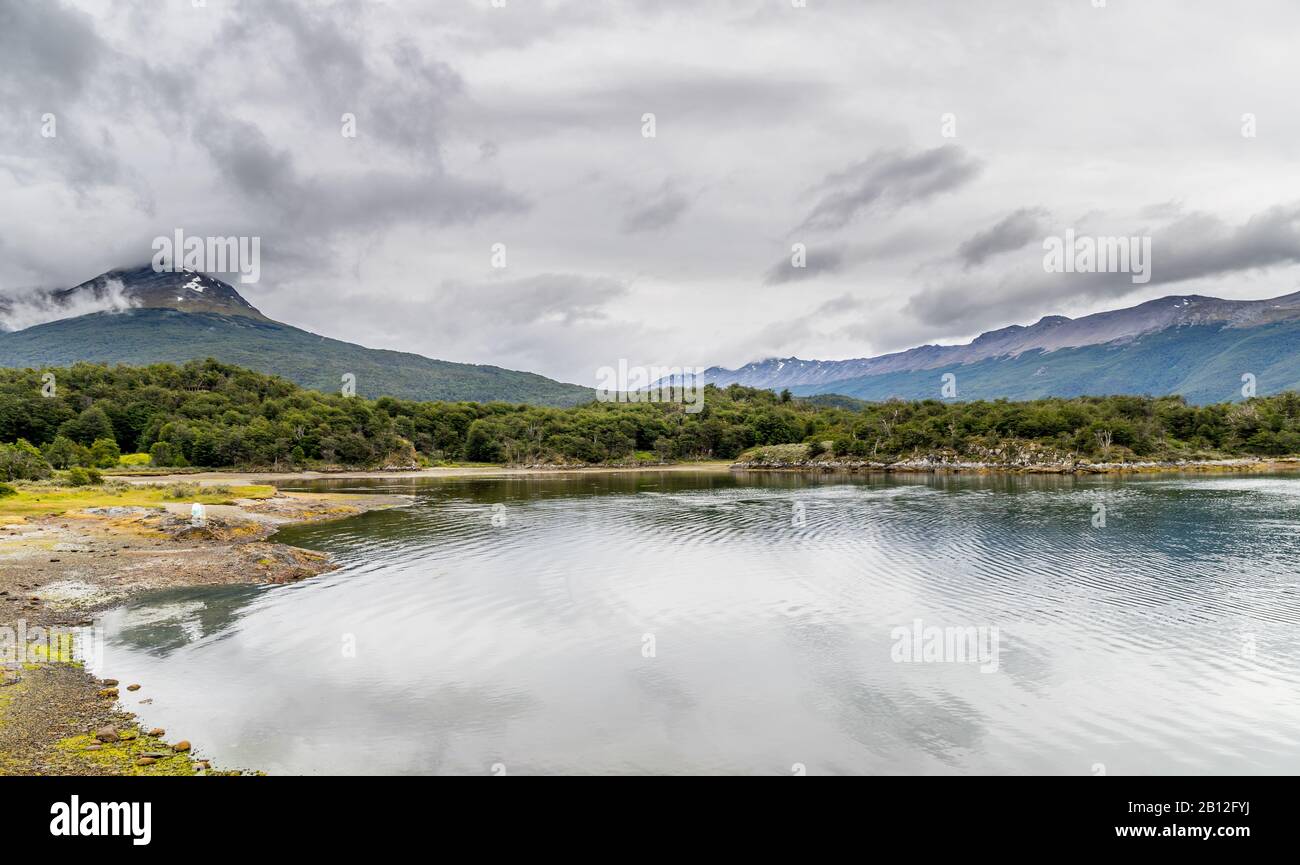 Splendido paesaggio intorno al lago di Lago Roco e al fiume Rio Lapataia nel parco nazionale della Terra del fuoco, Argentina. Foto Stock