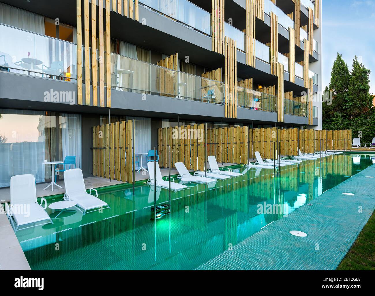 Moderne terrazze con accesso privato alla piscina. Foto Stock