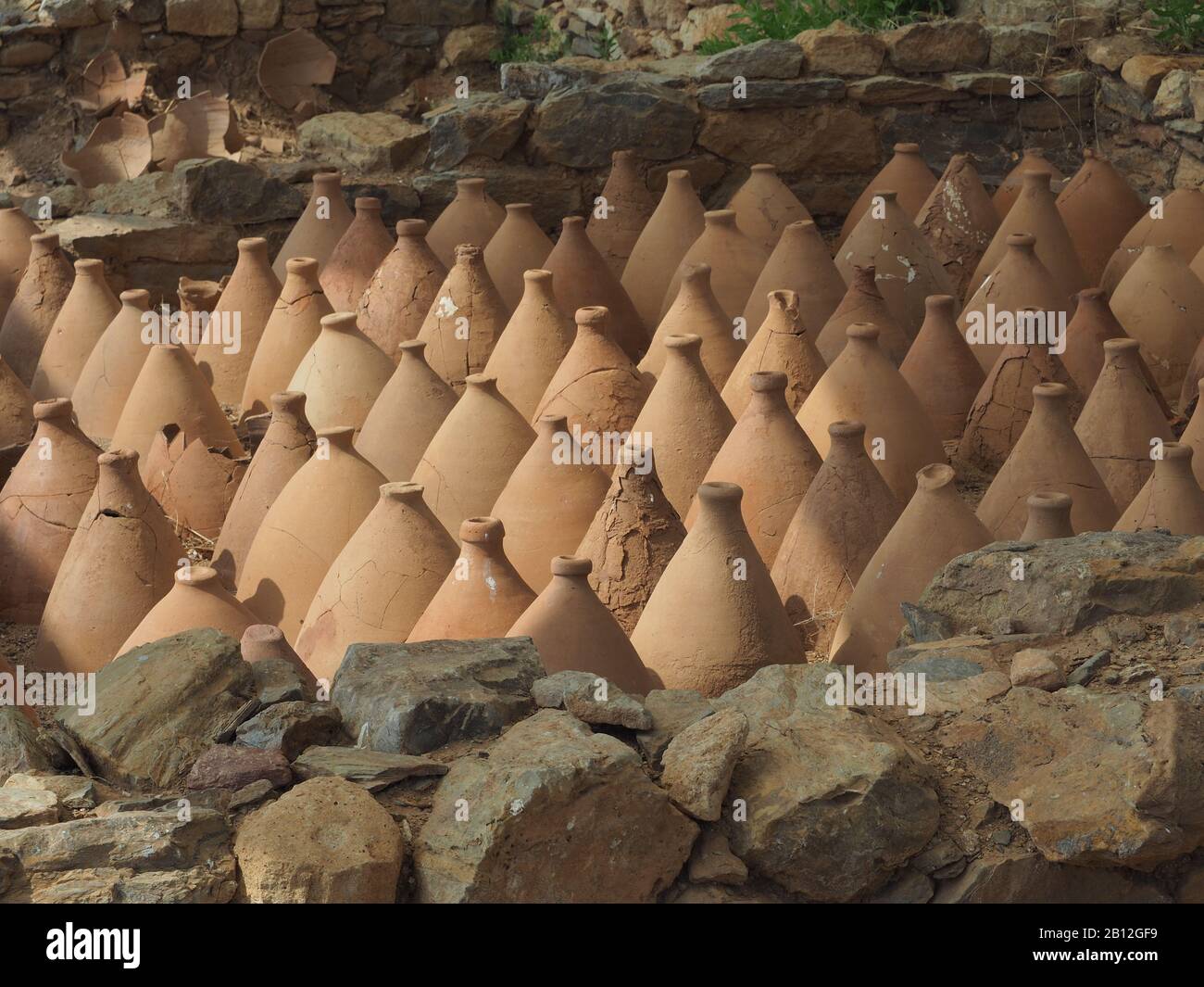 Vasi di argilla o anfora utilizzati come isolamento sotto il pavimento in una casa presso il sito archeologico della zona antica, Tracia, Grecia Foto Stock