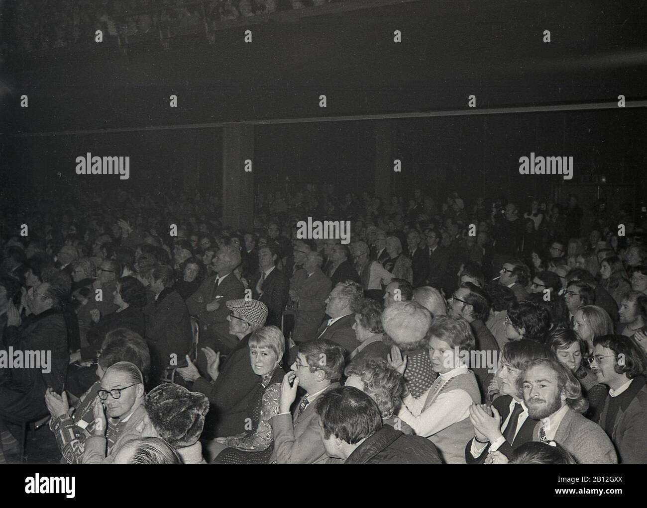 Anni '1960, storico, un pubblico di persone sedute in un auditorium a due livelli ascoltando un discorso del leader del Partito Laburista Harold Wilson in un incontro politico, a sud di Londra, Inghilterra, Regno Unito. Foto Stock