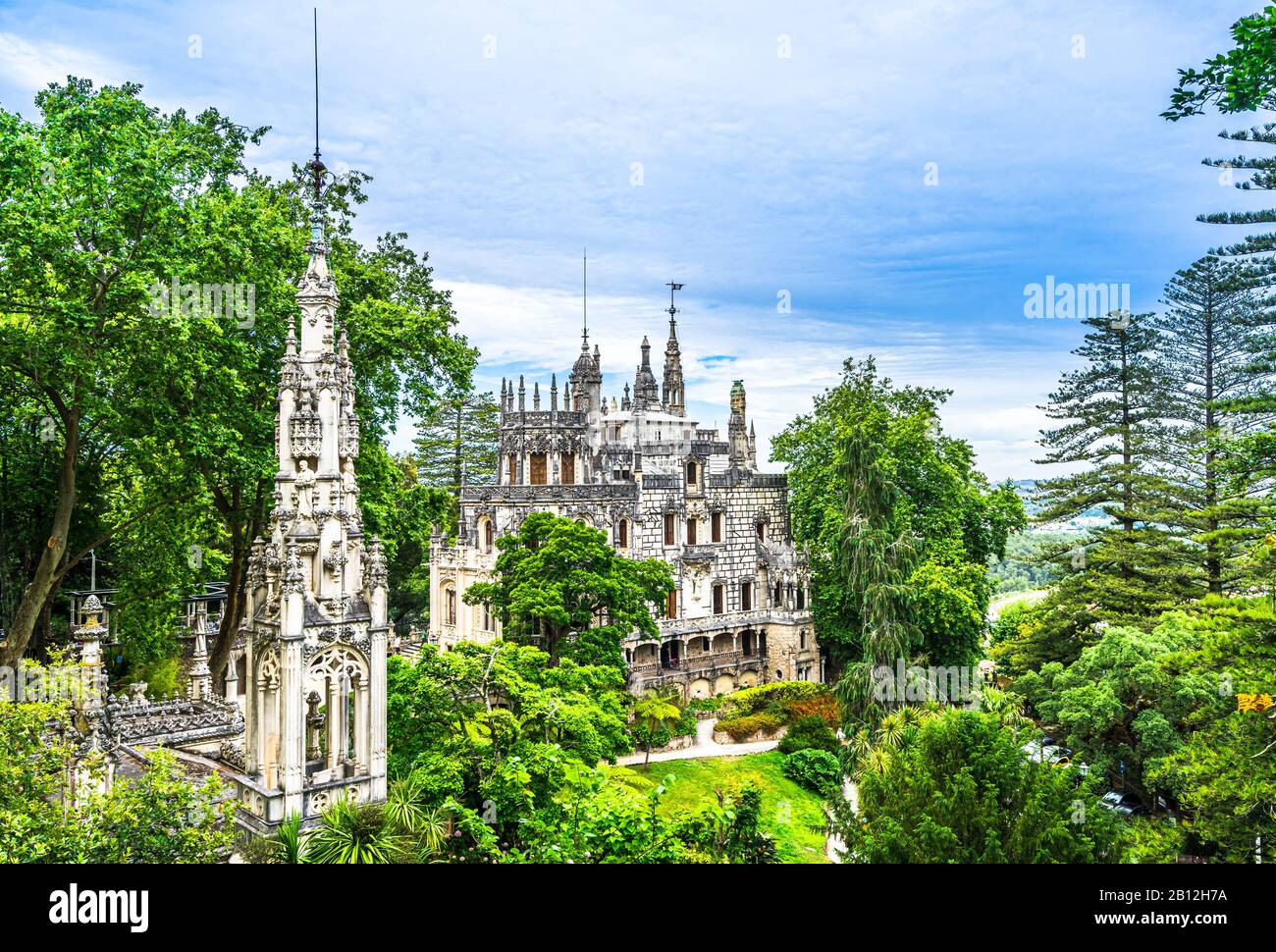 Vista sul Palazzo Galeira e sui giardini del patrimonio Dell'Umanità Dell'Unesco nel centro storico di Sintra, Portogallo Foto Stock
