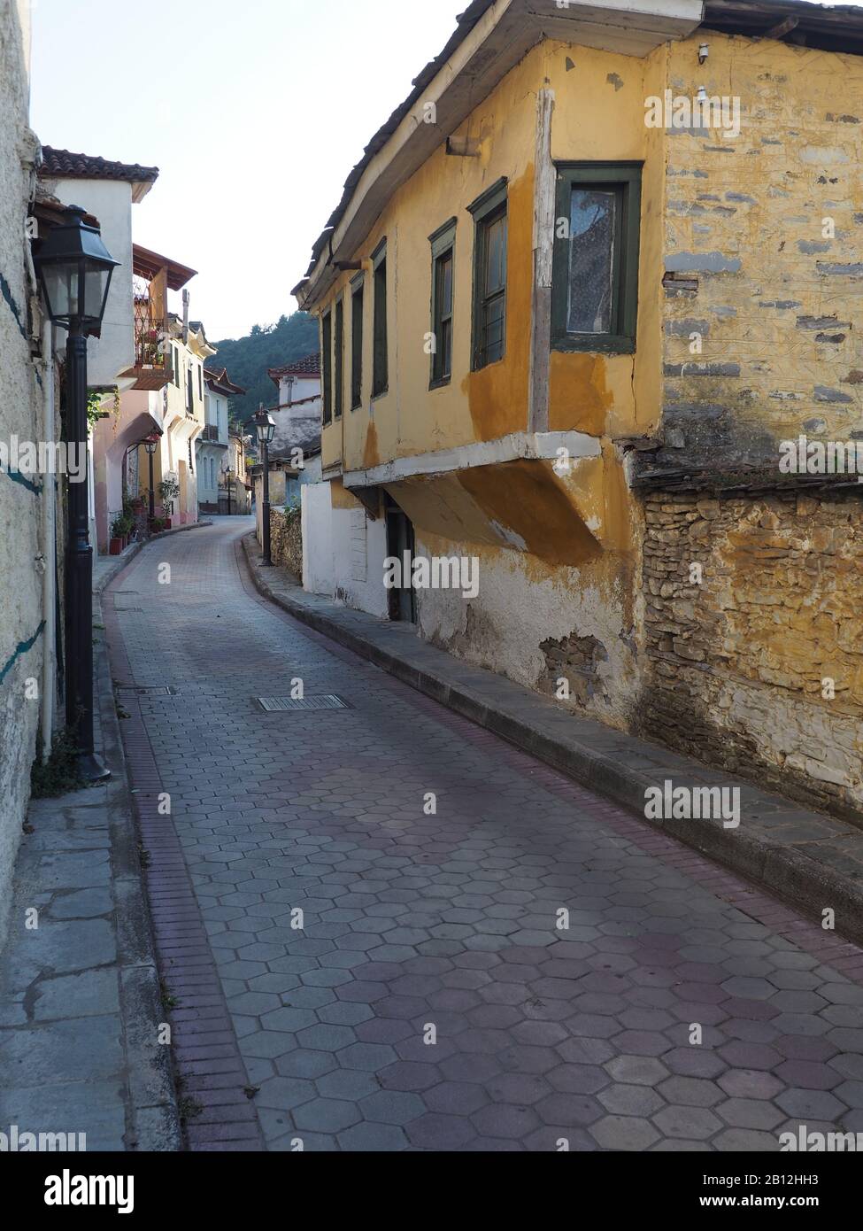 Scena di strada in Eleftheroupoli, Pangaio, Macedonia Orientale e Tracia, Grecia mostrando vecchi edifici tradizionali, alcuni che necessitano di riparazione. Foto Stock
