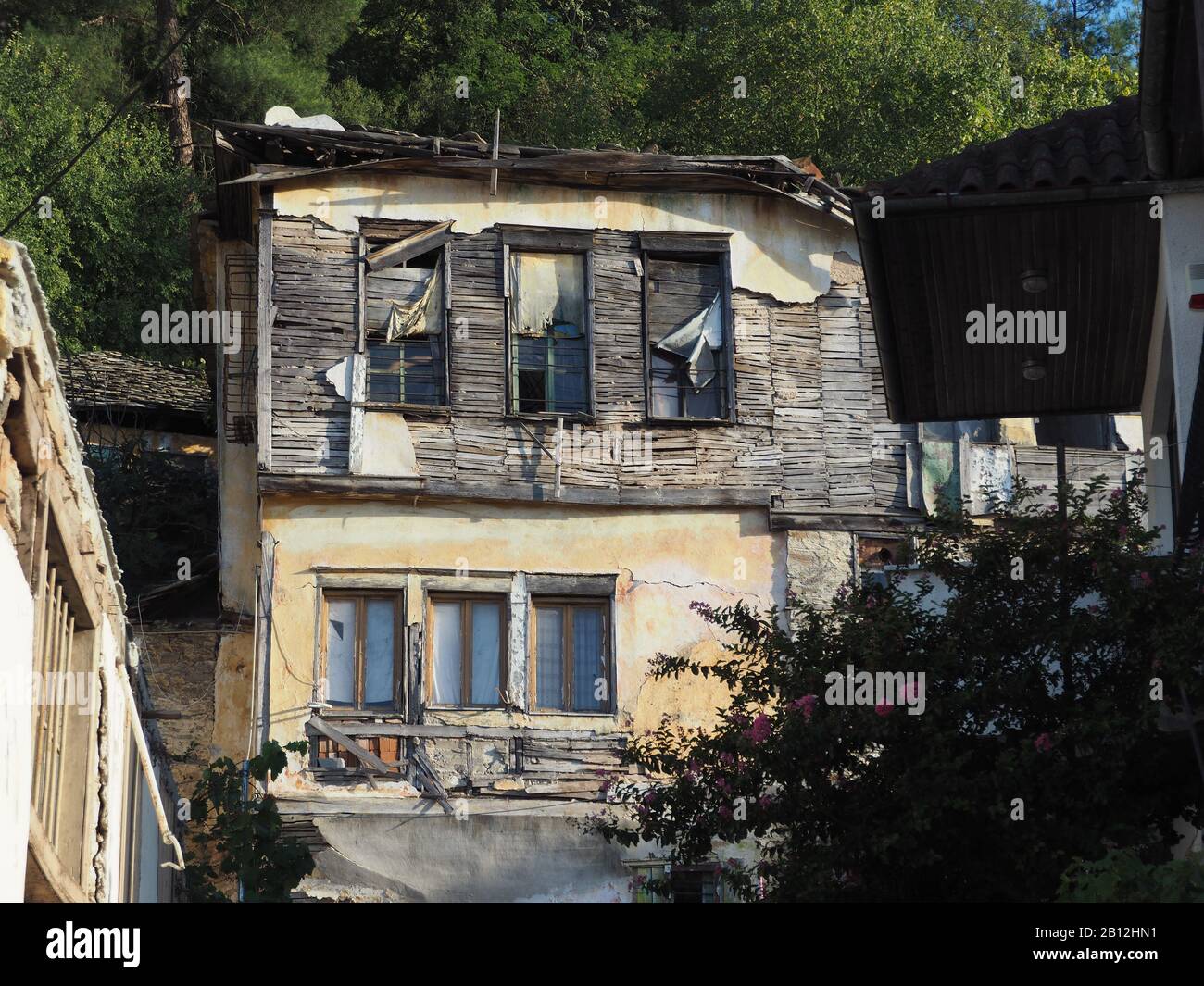 Vecchio edificio tradizionale che necessita di riparazione, a Eleftheroupoli, Pangaio, Macedonia Orientale e Tracia, Grecia Foto Stock