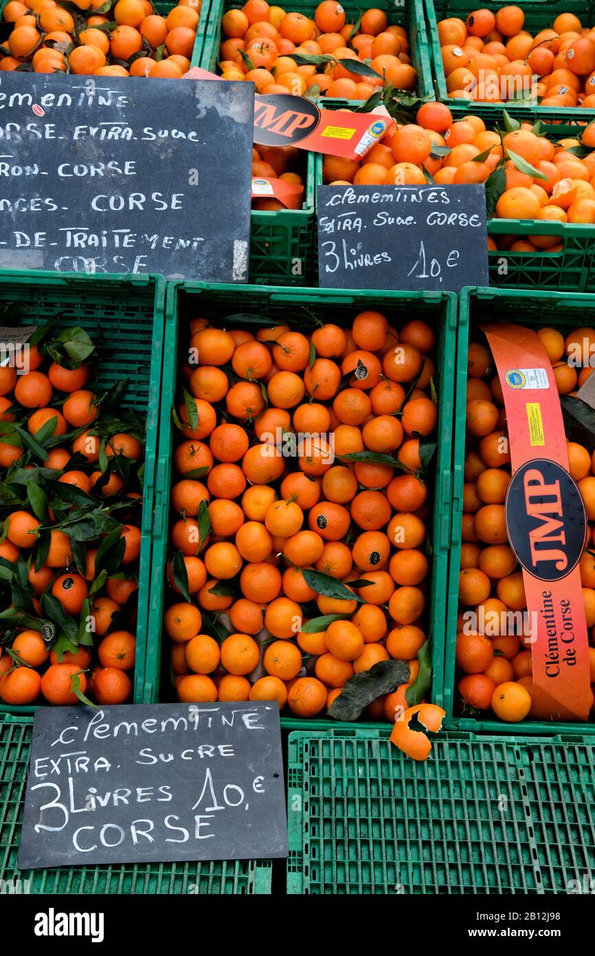 Casse di clementine al mercato francese di un agricoltore locale a Deauville. Foto Stock