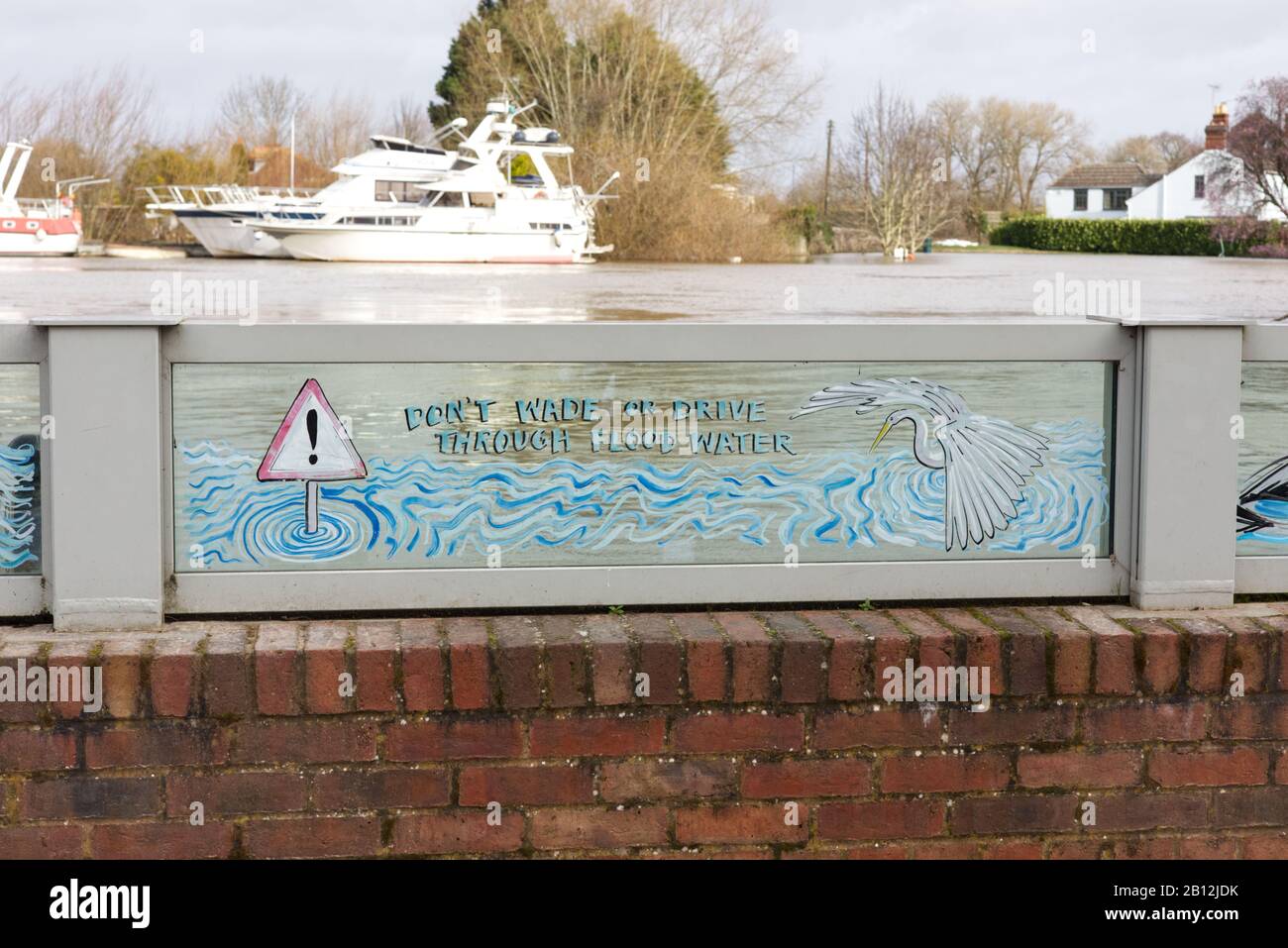 Non sguazzare o guidare attraverso le acque alluvionali, barriera di difesa alluvione, a Upton on Severn Foto Stock