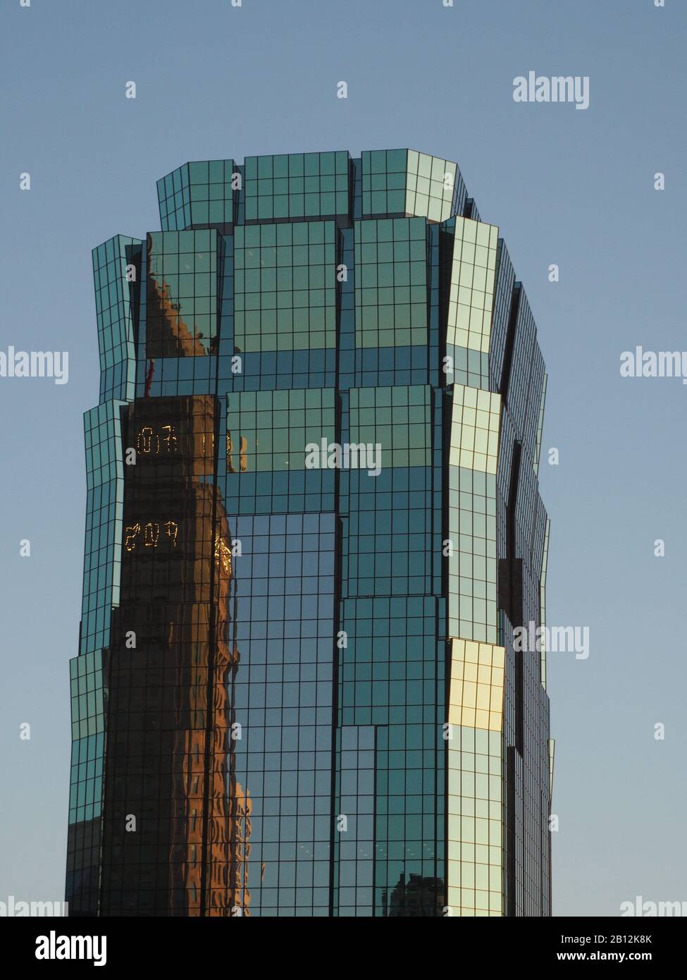 At&T Tower di Minneapolis, Minnesota, USA, che riflette il Foshay Building Foto Stock