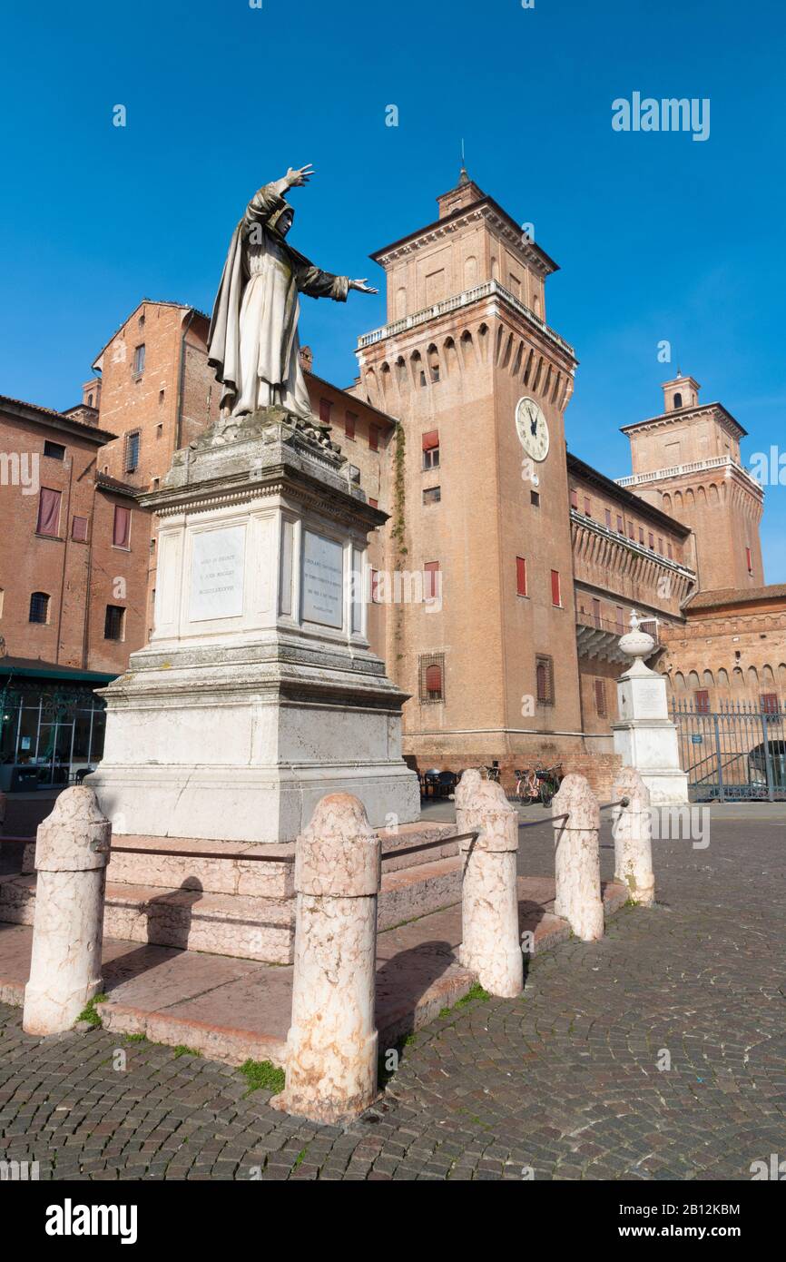 Ferrara - il castello Castello Estense con la memoria di Girolamo Savonarola. Foto Stock