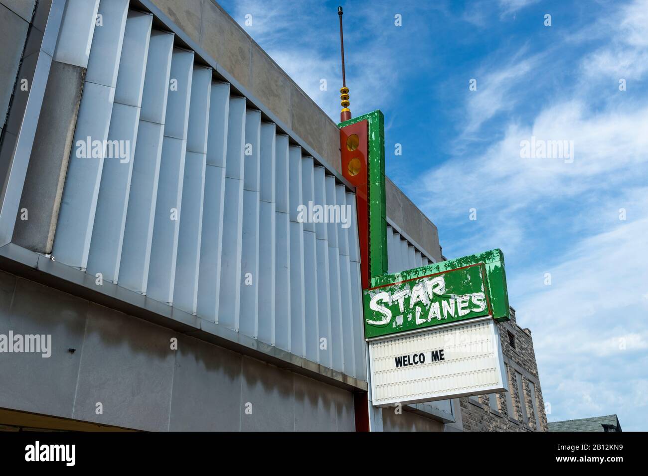 Carthage, Missouri, USA - 6 luglio 2014: Vista della facciata della pista da bowling Star Lanes nella città di Carthage, nello stato del Missouri, USA. Foto Stock