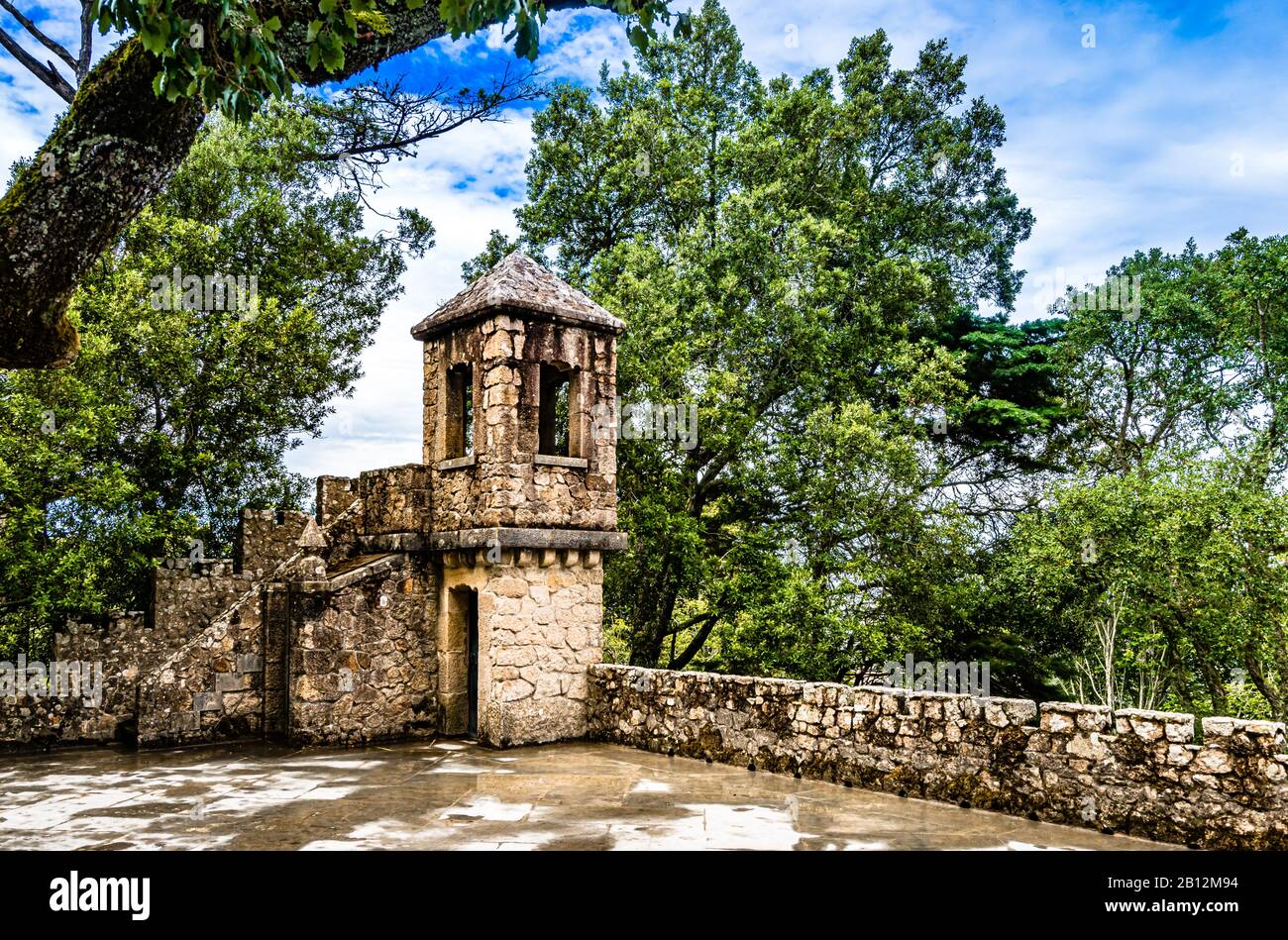 Vista sulla torre di pietra nella Quinta da Regaleira accanto a Sintra, Portogallo Foto Stock