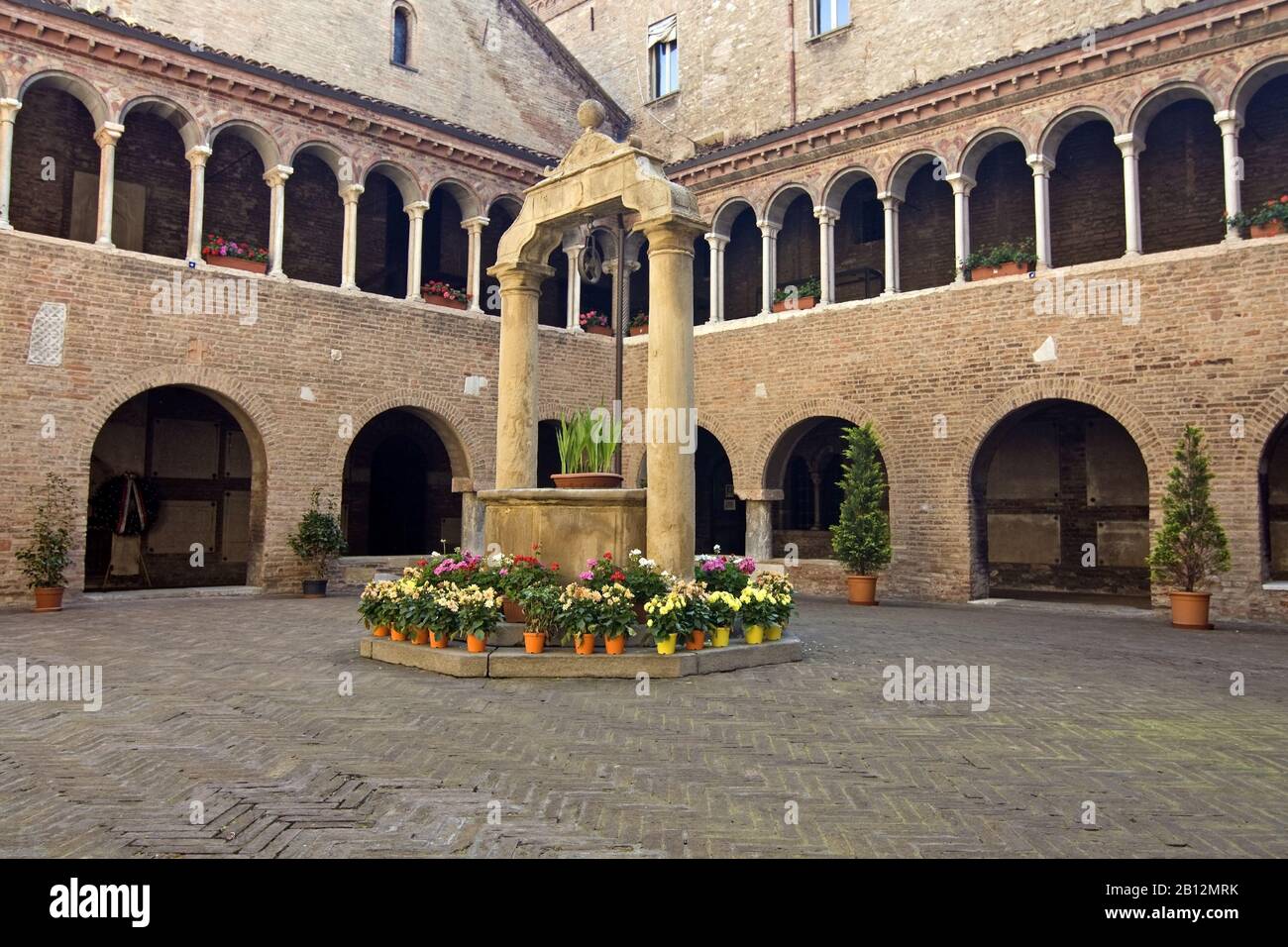 Chiostro di Santo Stefano a Bologna - italia Foto Stock