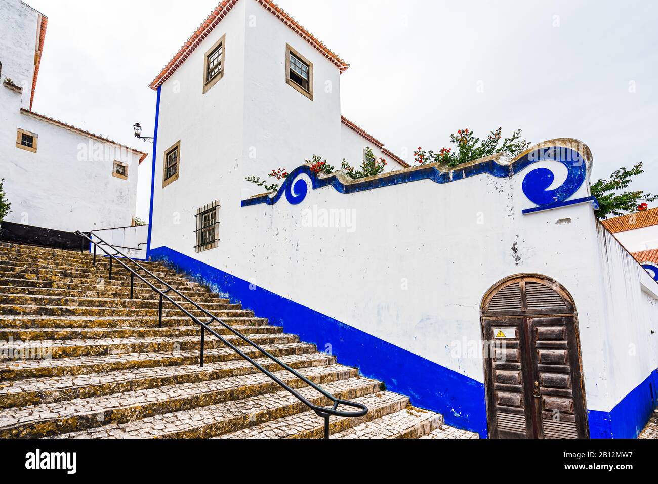 Vista Sulla Stretta White Blue Street Di Medieval City Obidos Portugal Foto Stock