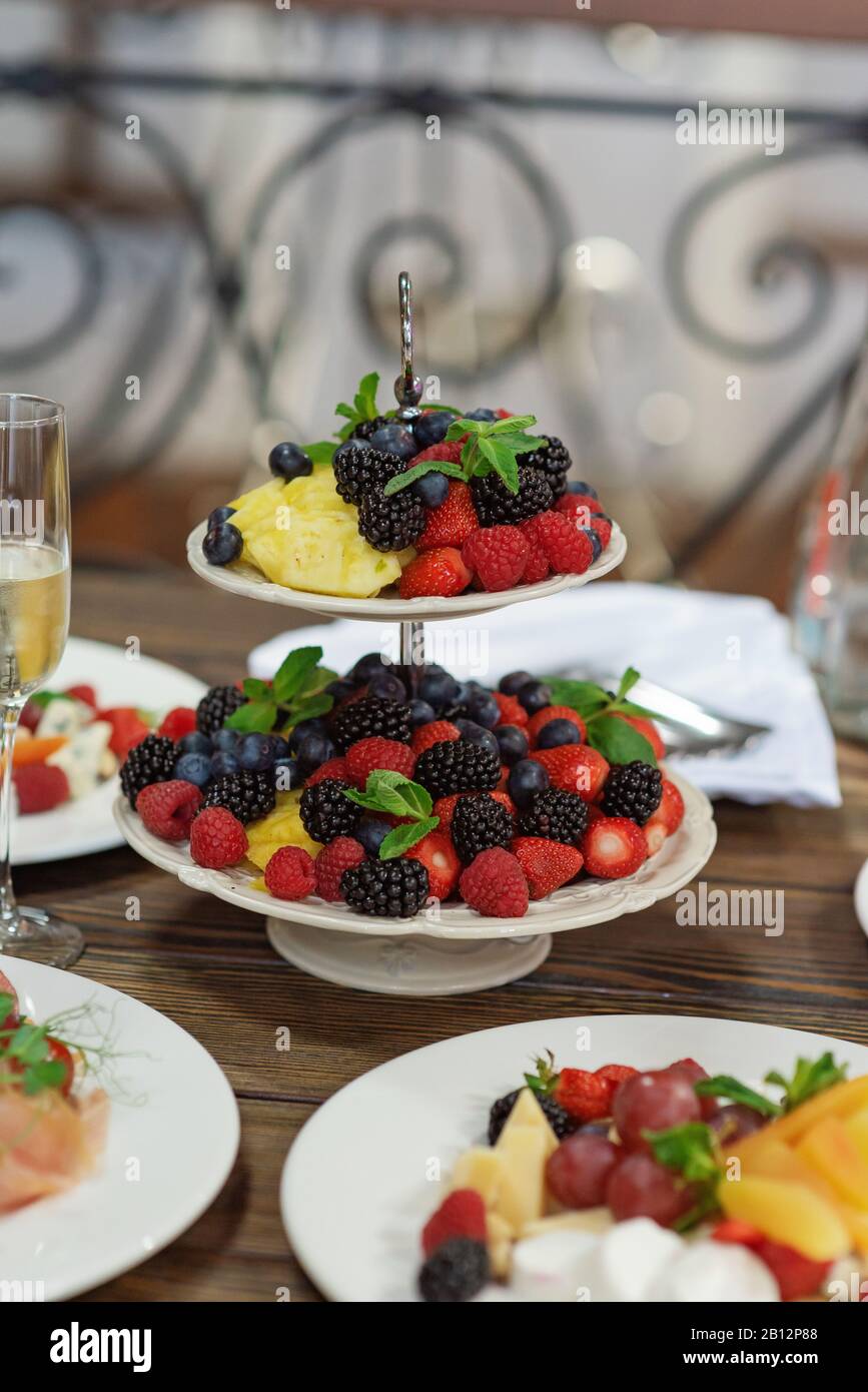Crudo fresco frutta e bacche di piastra Foto Stock