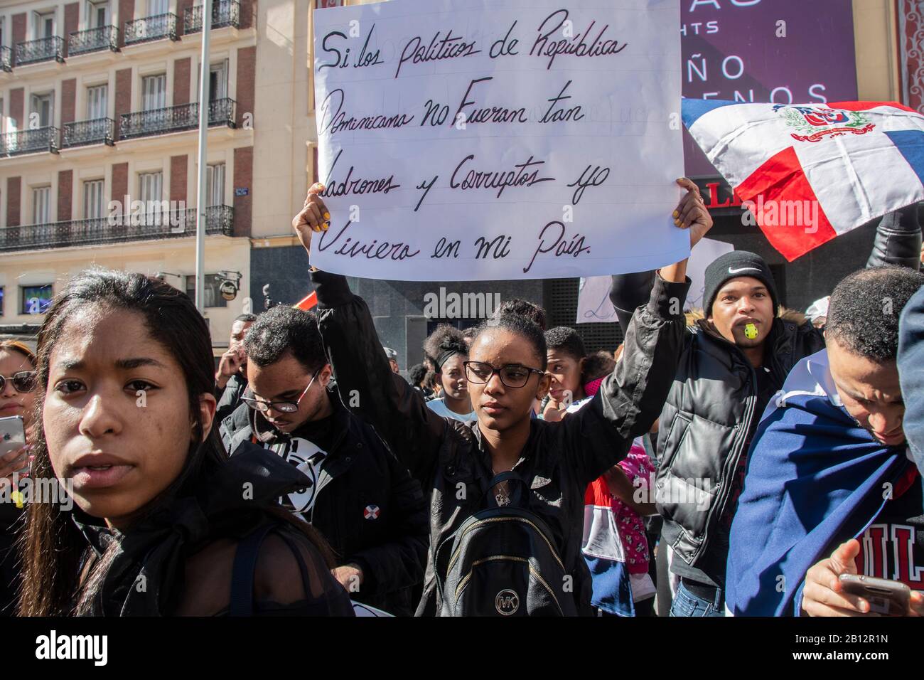 Centinaia di residenti della Repubblica Dominicana hanno dimostrato in Plaza de Callao a Madrid, Spagna protestando per la sospensione delle elezioni comunali in t. Foto Stock