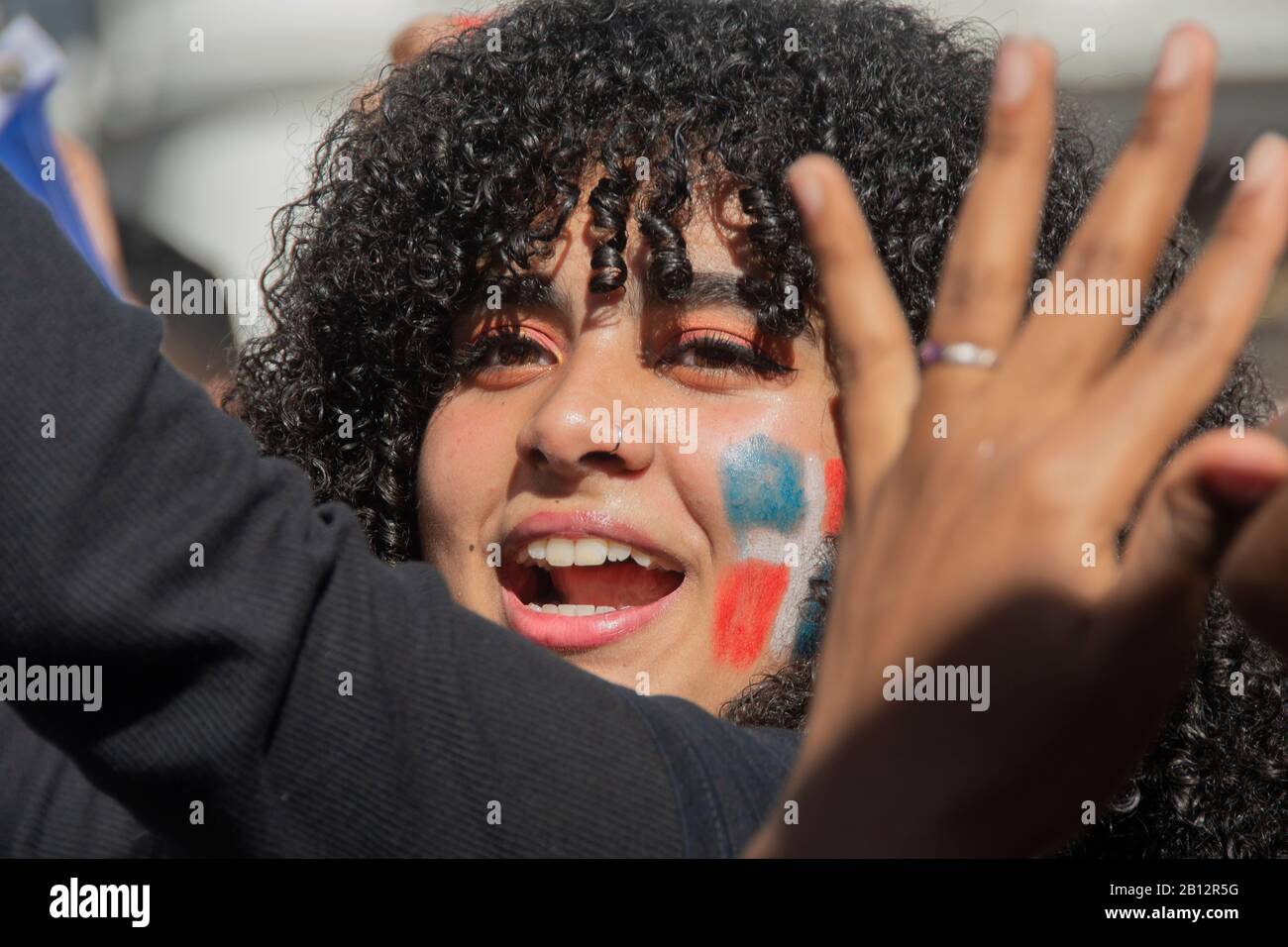 Centinaia di residenti della Repubblica Dominicana hanno dimostrato in Plaza de Callao a Madrid, Spagna protestando per la sospensione delle elezioni comunali in t. Foto Stock