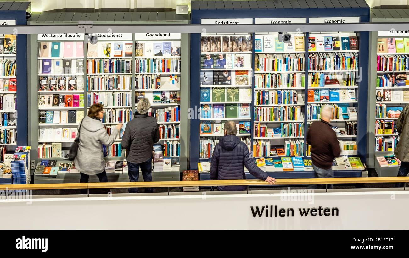 Zwolle, Paesi Bassi, 21 febbraio 2020: Famosa libreria Waanders nella vecchia chiesa del XV secolo nel centro storico di Zwolle nei Paesi Bassi. Foto Stock