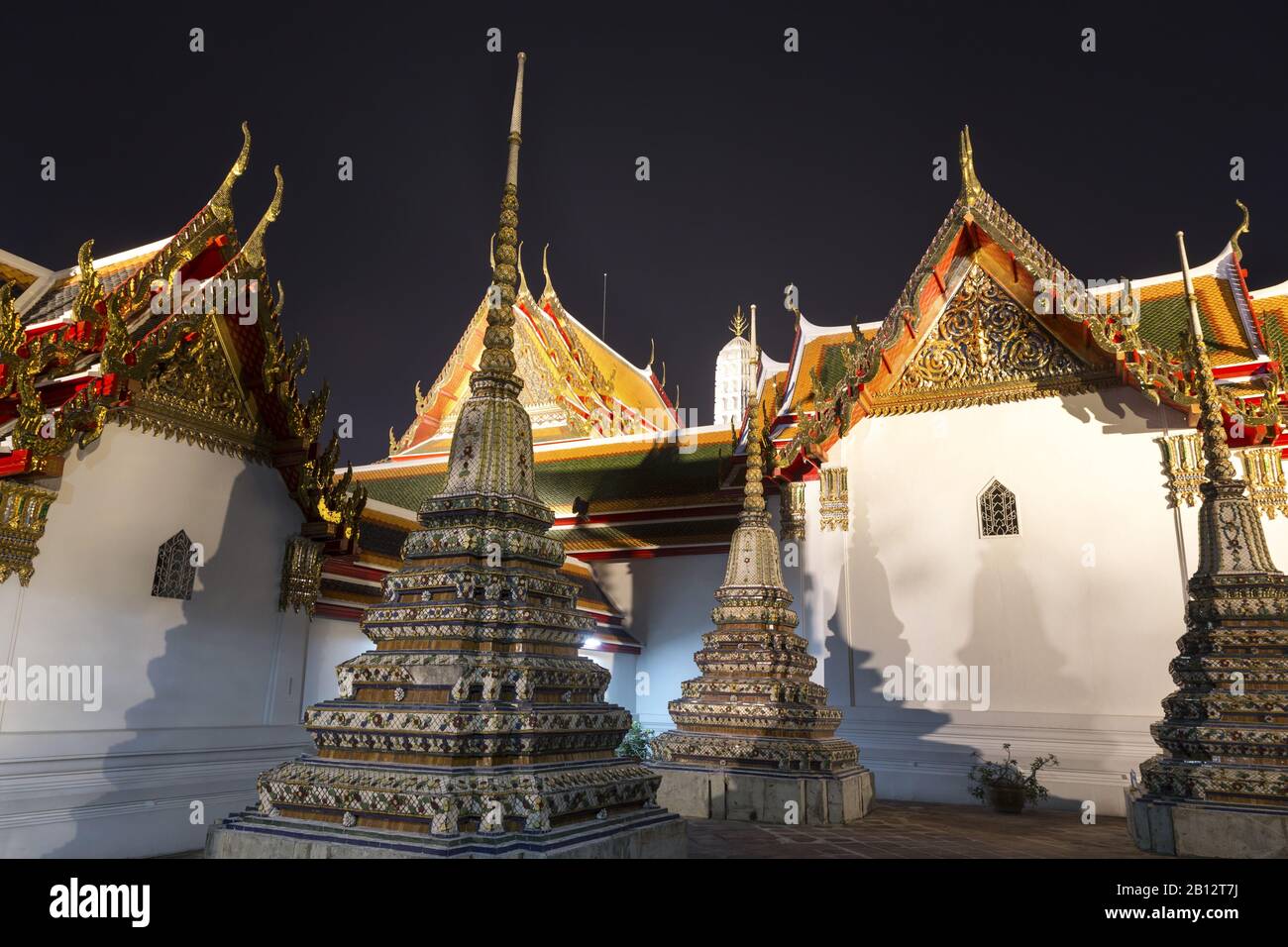 Guglie di Wat Pho o Wat Phra Chetuphon Tempio Buddista, conosciuto anche un Tempio del Buddha reclinato, a Bangkok Thailandia di Notte Foto Stock