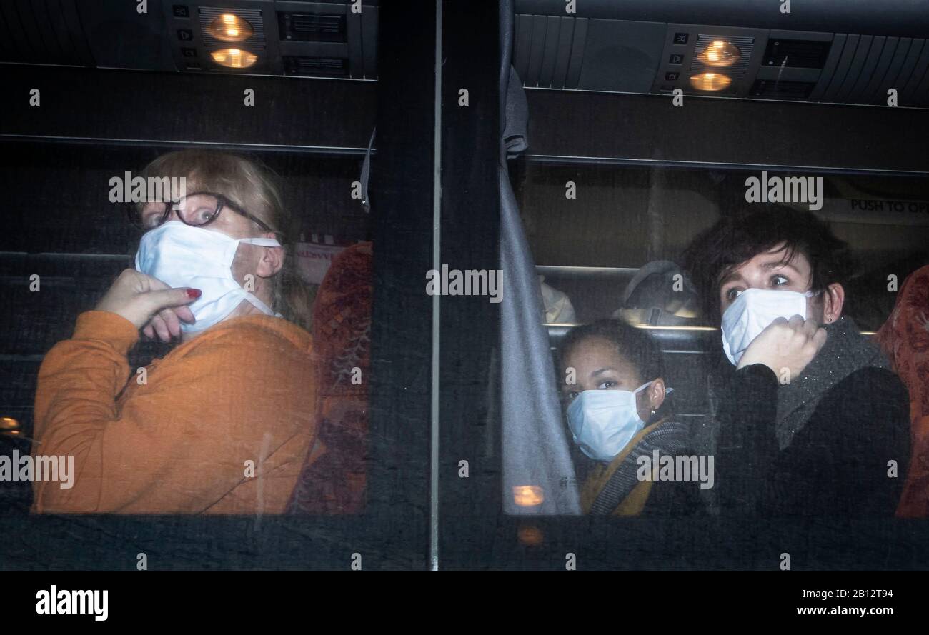 Passeggeri in pullman, Che sono stati rimpatriati nel Regno Unito da una nave da crociera colpita dal coronavirus a Yokohama, in Giappone, arrivano all'Arrowe Park Hospital sulla Wirral, dove saranno messi in quarantena per 14 giorni per proteggere contro la diffusione della malattia, qualora qualcuno di loro dovesse essere infettato. Foto Stock
