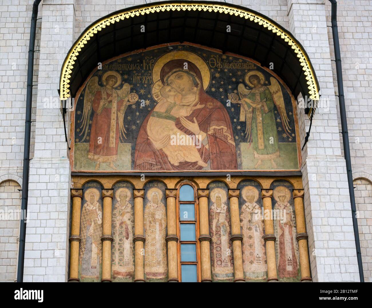 Dormizione o Cattedrale dell'Assunzione con dipinto di Gesù & Vergine Maria, Piazza della Cattedrale, Cremlino, Mosca, Russia Foto Stock