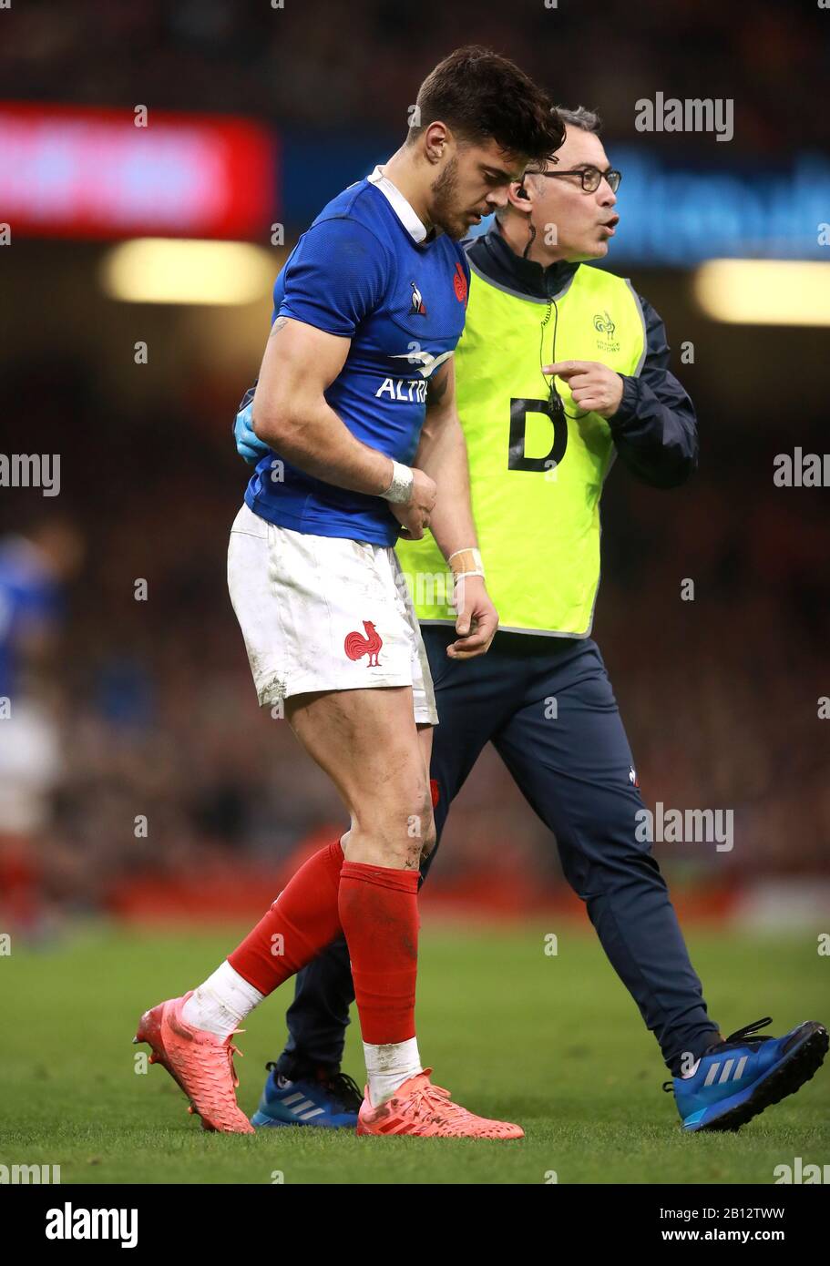 Romain Ntamack della Francia si ferì durante la partita dei Guinness Six Nations allo stadio del Principato di Cardiff. Foto Stock