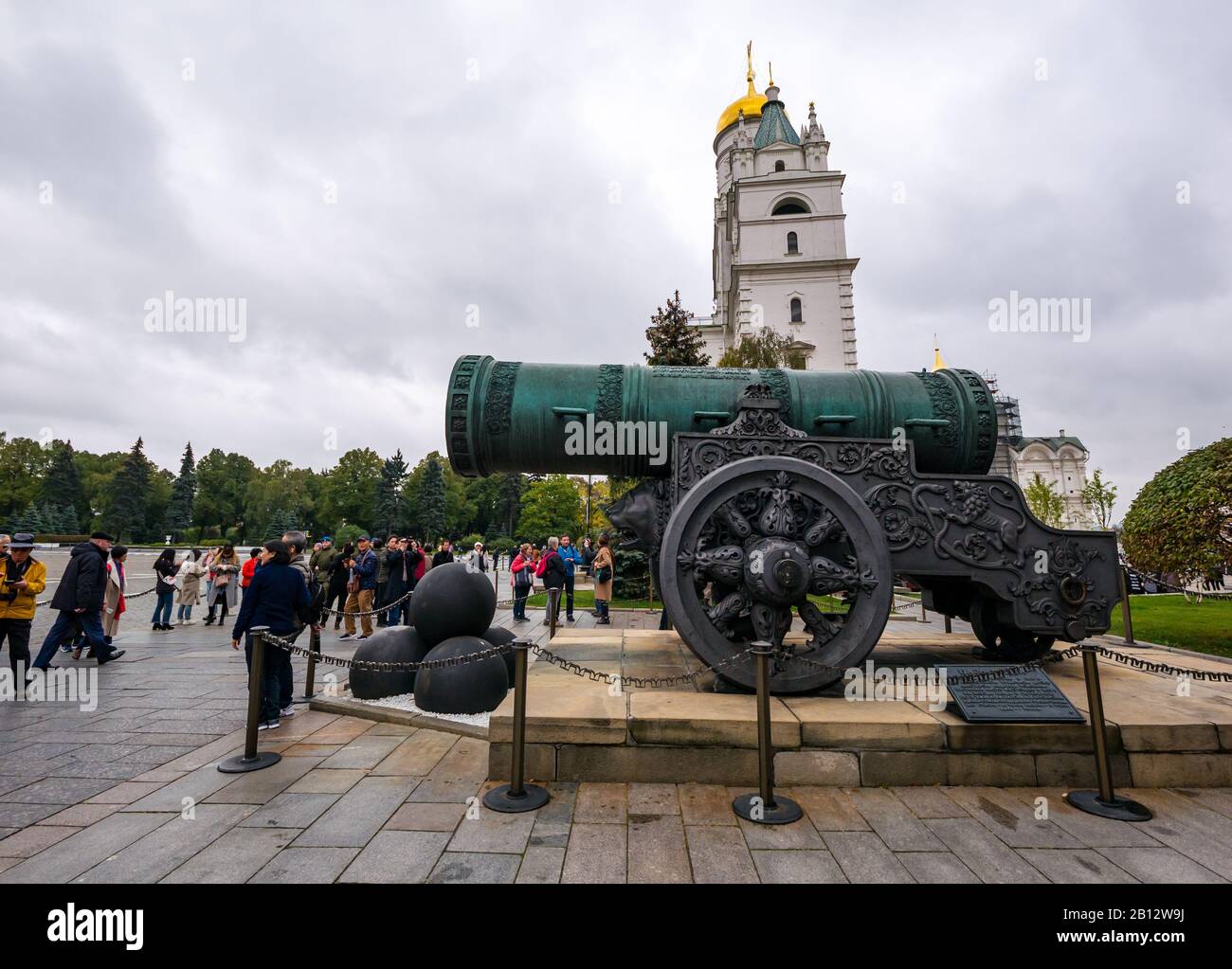 Turisti a Tsar Cannon con palle di cannone, Cremlino, Mosca, Federazione russa Foto Stock