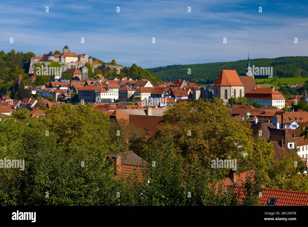 Paesaggio urbano con fortezza Rosenberg e chiesa parrocchiale, Kronach, alta Franconia, Baviera, Germania Foto Stock