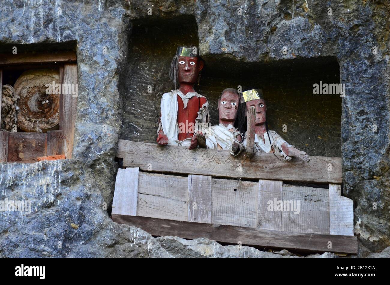 Tau Tau scolpito ancestrale figure Di Toraja Persone in Tomba, Ritratto Del Defunto, Lemo, Rantepao, Toraja popolazione altopiani, Tana Toraja persone, Sulawesi, Indonesia, Sud-Est asiatico Foto Stock