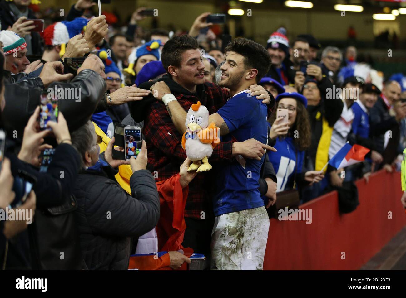 Cardiff, Regno Unito. 22nd Feb, 2020. Romain Ntamack di Francia festeggia con i tifosi francesi e possibilmente la famiglia dopo la partita. Galles contro Francia, Guinness Six Nations Championship 2020 incontro internazionale di rugby al Principato di Cardiff, Galles, Regno Unito sabato 22nd febbraio 2020. PIC by Andrew Orchard/Alamy Live News ATTENZIONE FOTO DISPONIBILE SOLO PER USO EDITORIALE Foto Stock