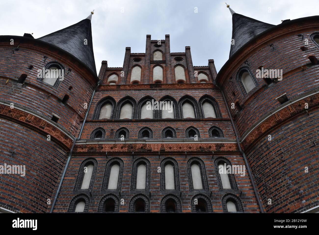 Museo Holstentor, medievale restaurata porta di mattoni, dedicato alla storia della città. Foto Stock