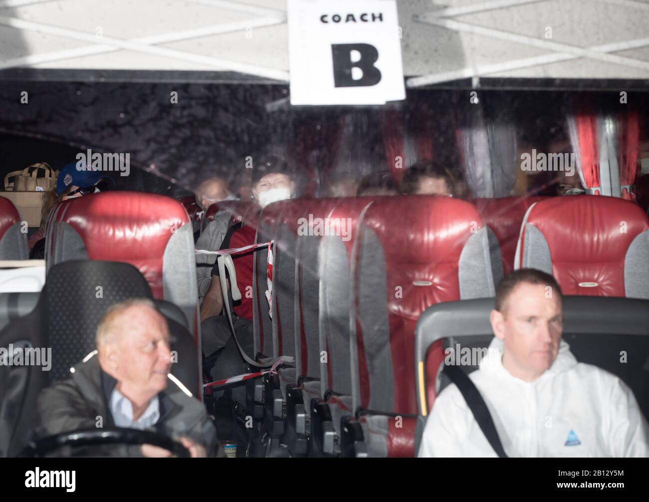 Un pullman che trasporta passeggeri che sono stati rimpatriati nel Regno Unito da una nave da crociera colpita dal coronavirus a Yokohama, Giappone, arriva all'Arrowe Park Hospital sulla Wirral, se uno di essi dovesse essere infettato, i pazienti saranno messi in quarantena per 14 giorni per proteggersi dalla diffusione della malattia. Foto Stock