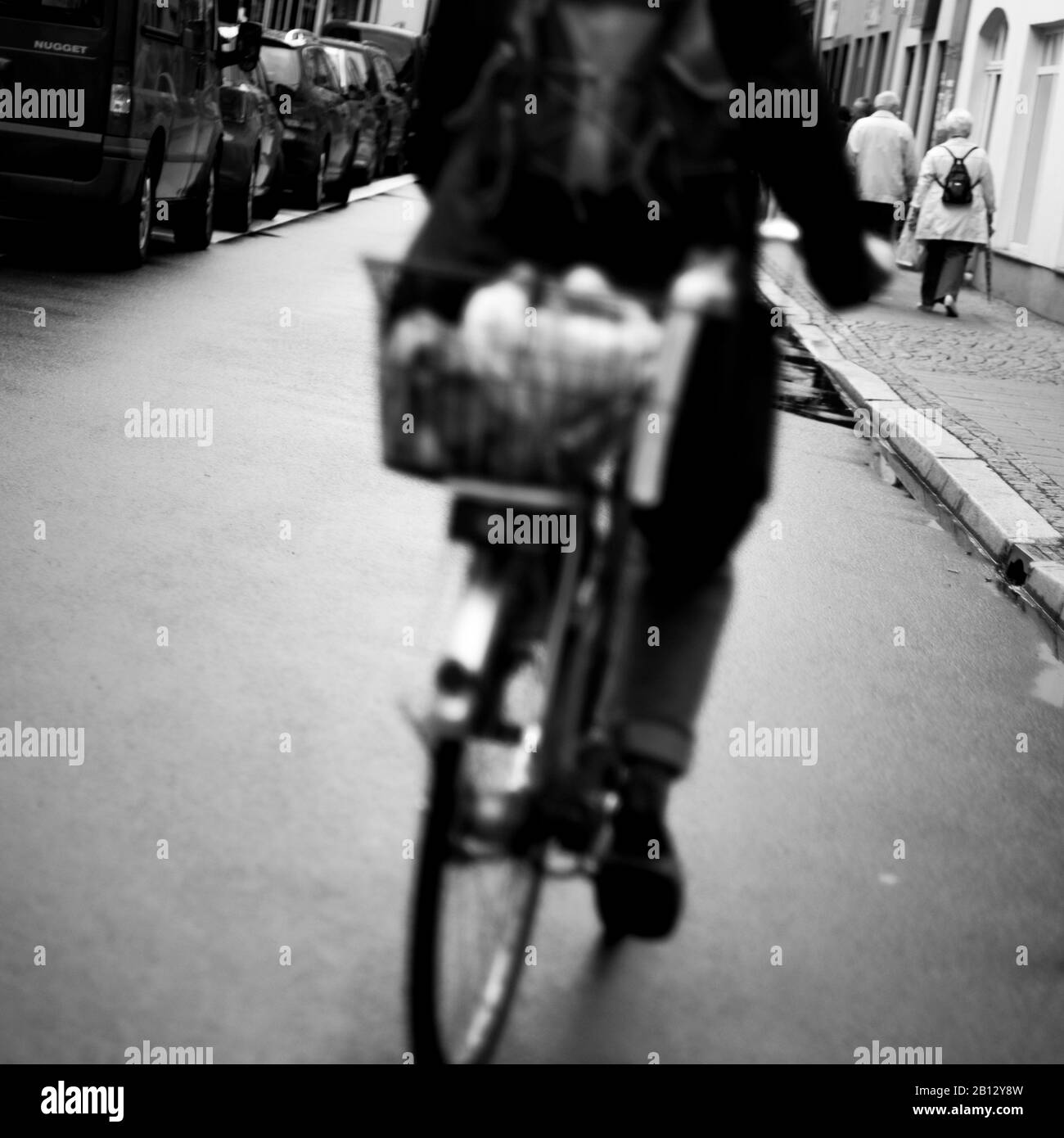 In bicicletta su una strada a Erfurt Foto Stock