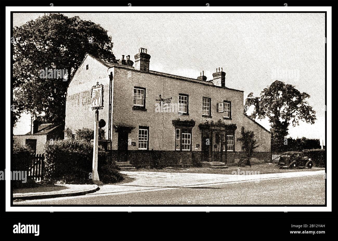 C 1940's - una vecchia fotografia del Green Dragon Inn 2 St Albans Rd, tra Barnet & South Mimms, Hertfordshire, Regno Unito. E' un edificio costruito in mattoni con tetto in ardesia risalente al 1830 circa Foto Stock