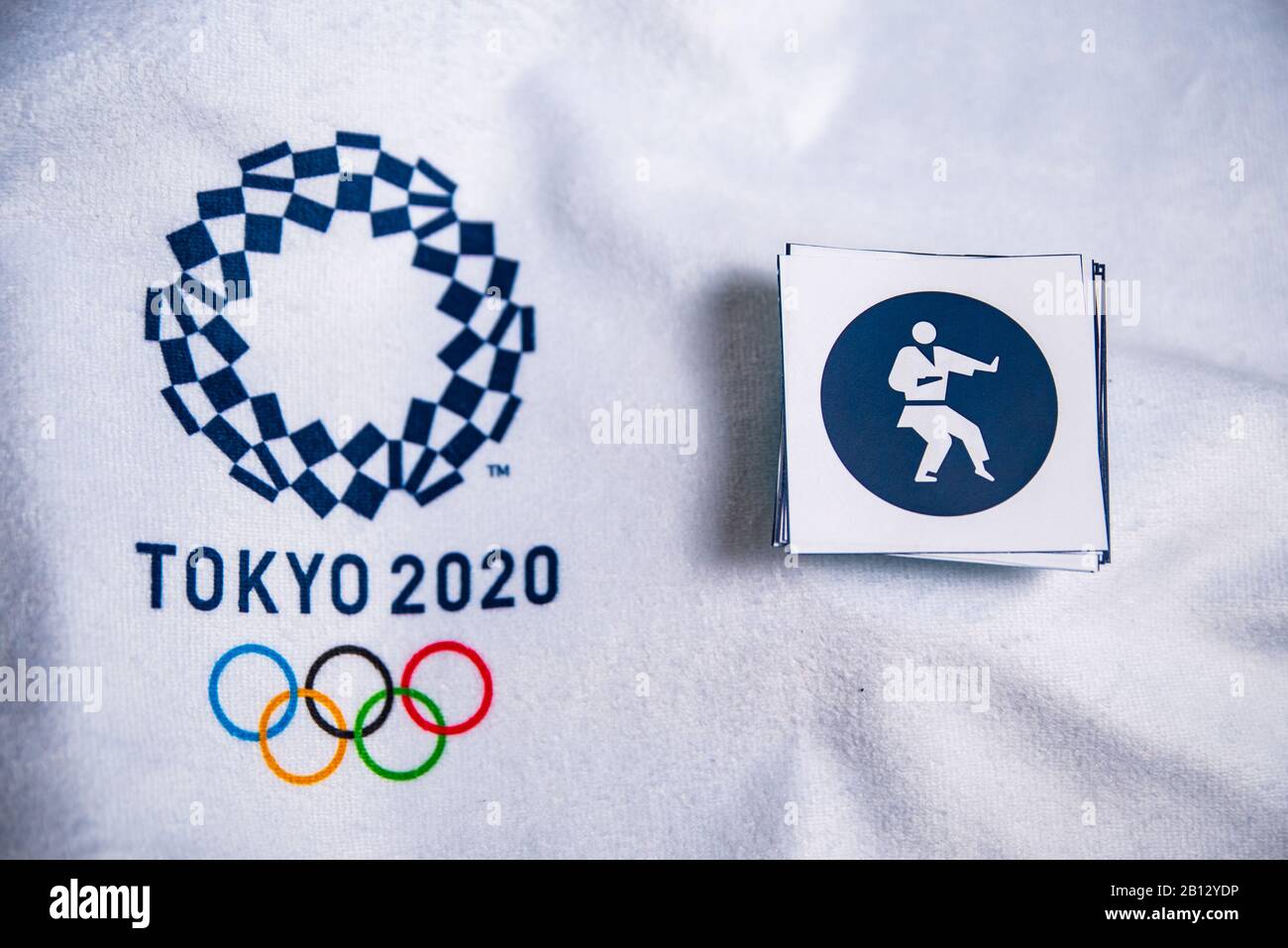 TOKYO, GIAPPONE, GENNAIO. 20. 2020: Icona Karate Kata per il gioco olimpico estivo Tokyo 2020, sfondo bianco. Logo ufficiale e pittogrammi Foto Stock