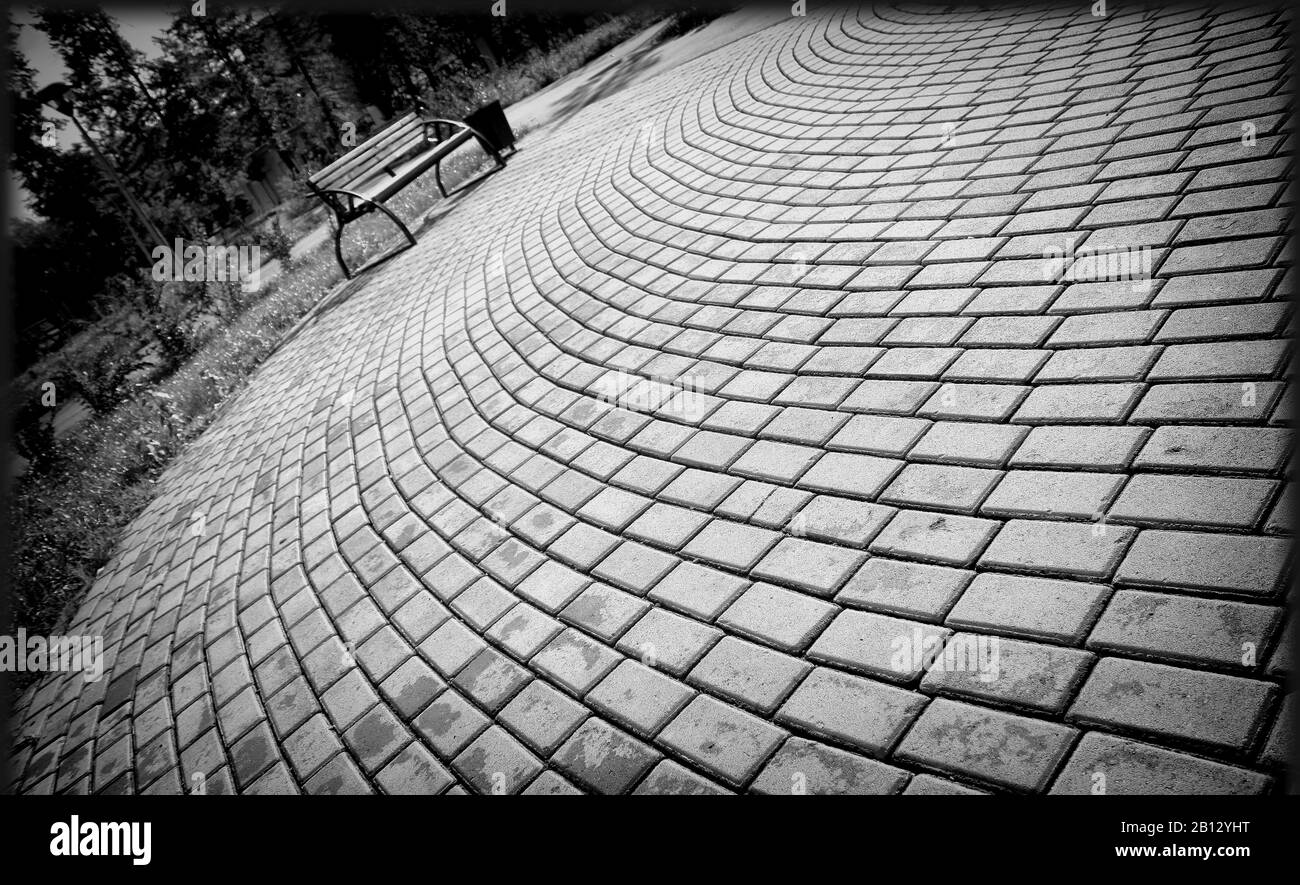 panca nella piazza Foto Stock
