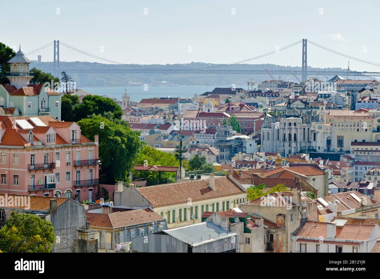 Vista da Lisbona verso il ponte 25 de Abril, Portogallo, Europa Foto Stock