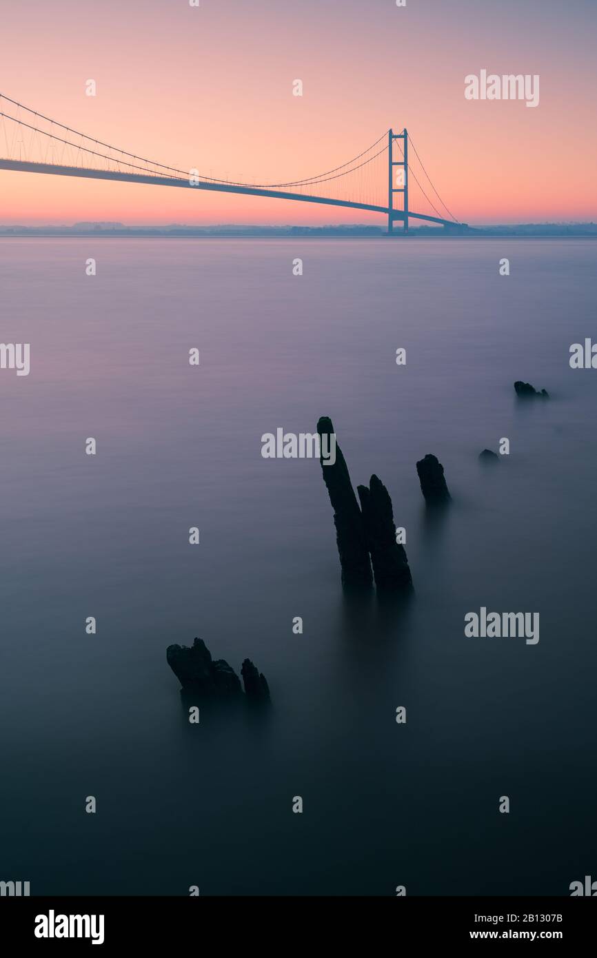 Il Humber Bridge, Kingston Upon Hull, East Riding of Yorkshire, Inghilterra, è un ponte sospeso su strada di 2,22 chilometri, Foto Stock