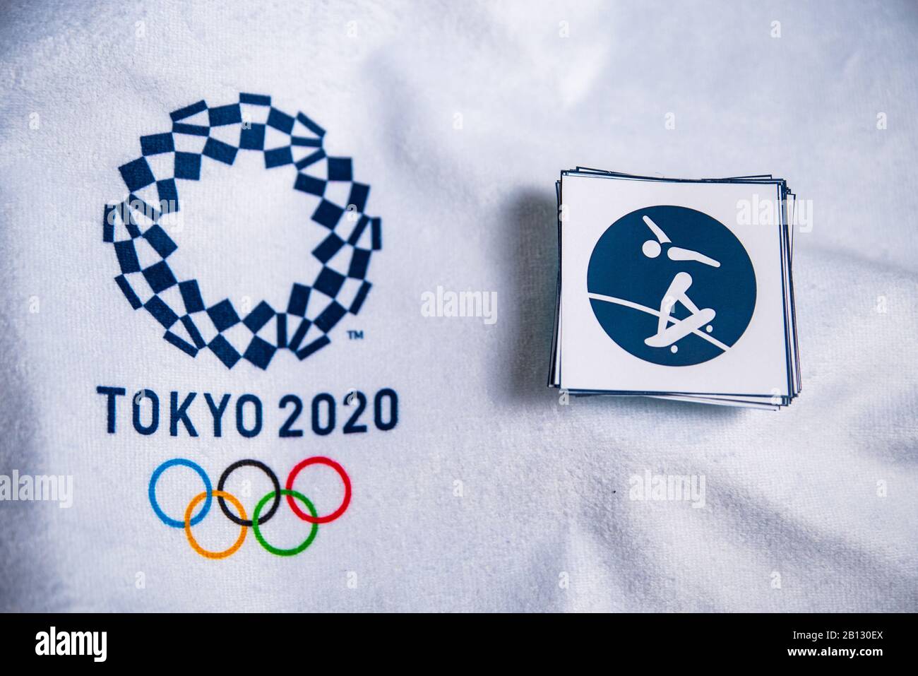 TOKYO, GIAPPONE, GENNAIO. 20. 2020: Icona di skateboard per il gioco olimpico estivo Tokyo 2020, sfondo bianco. Logo ufficiale e pittogrammi Foto Stock