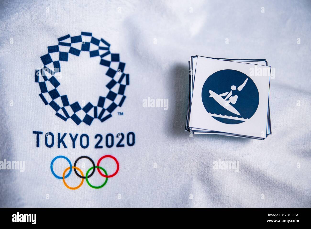 TOKYO, GIAPPONE, GENNAIO. 20. 2020: Icona surf per il gioco olimpico estivo Tokyo 2020, sfondo bianco. Logo ufficiale e pittogrammi Foto Stock