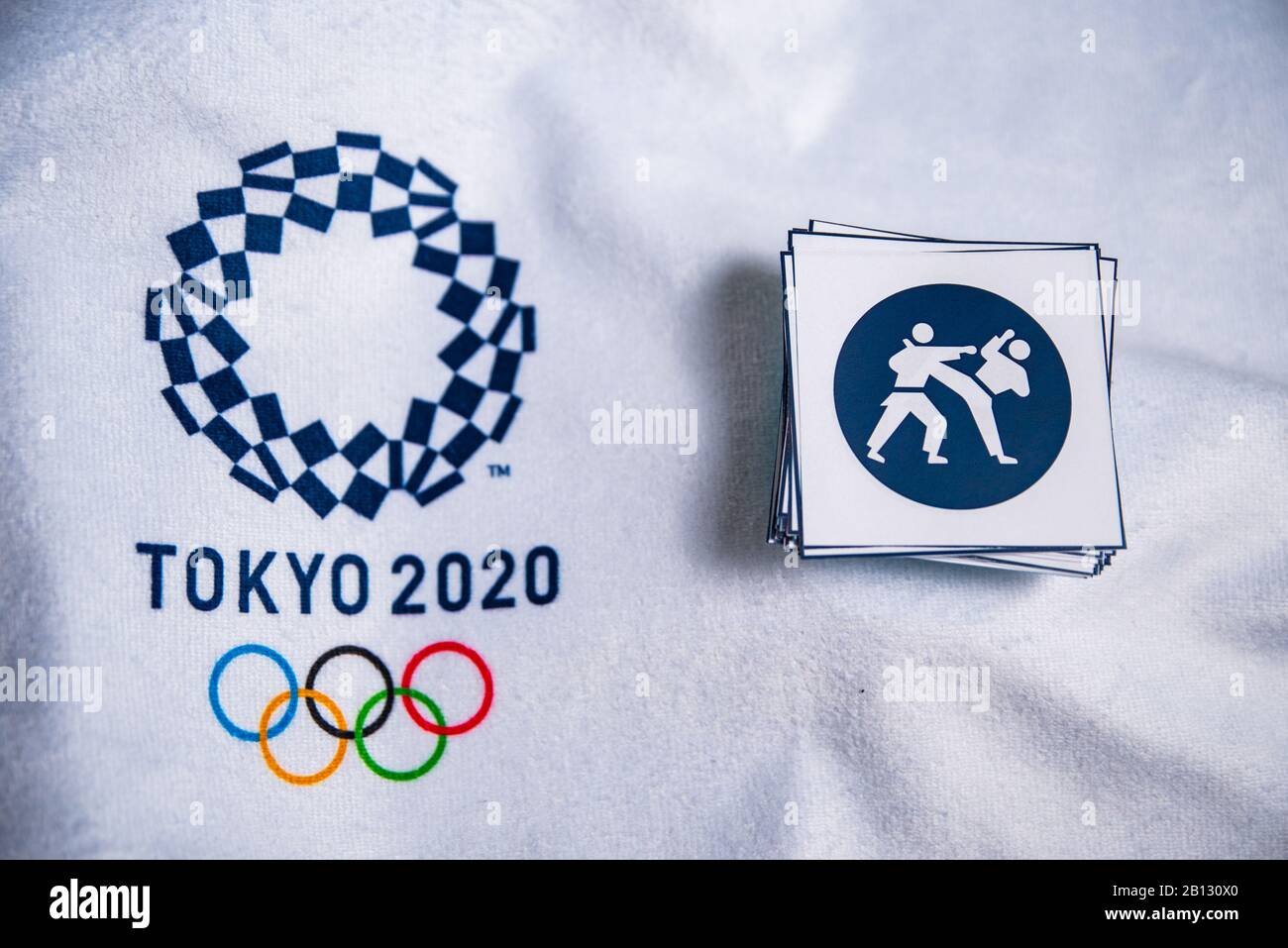 TOKYO, GIAPPONE, GENNAIO. 20. 2020: Icona Karate Kumite per il gioco olimpico estivo Tokyo 2020, sfondo bianco. Logo ufficiale e pittogrammi Foto Stock