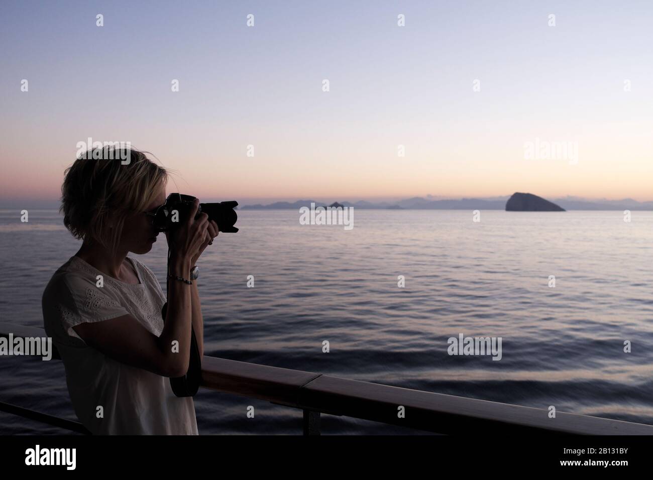 Donna Che Fotografa, Golfo Persico, Stretto Di Hormuz, Medio Oriente Foto Stock