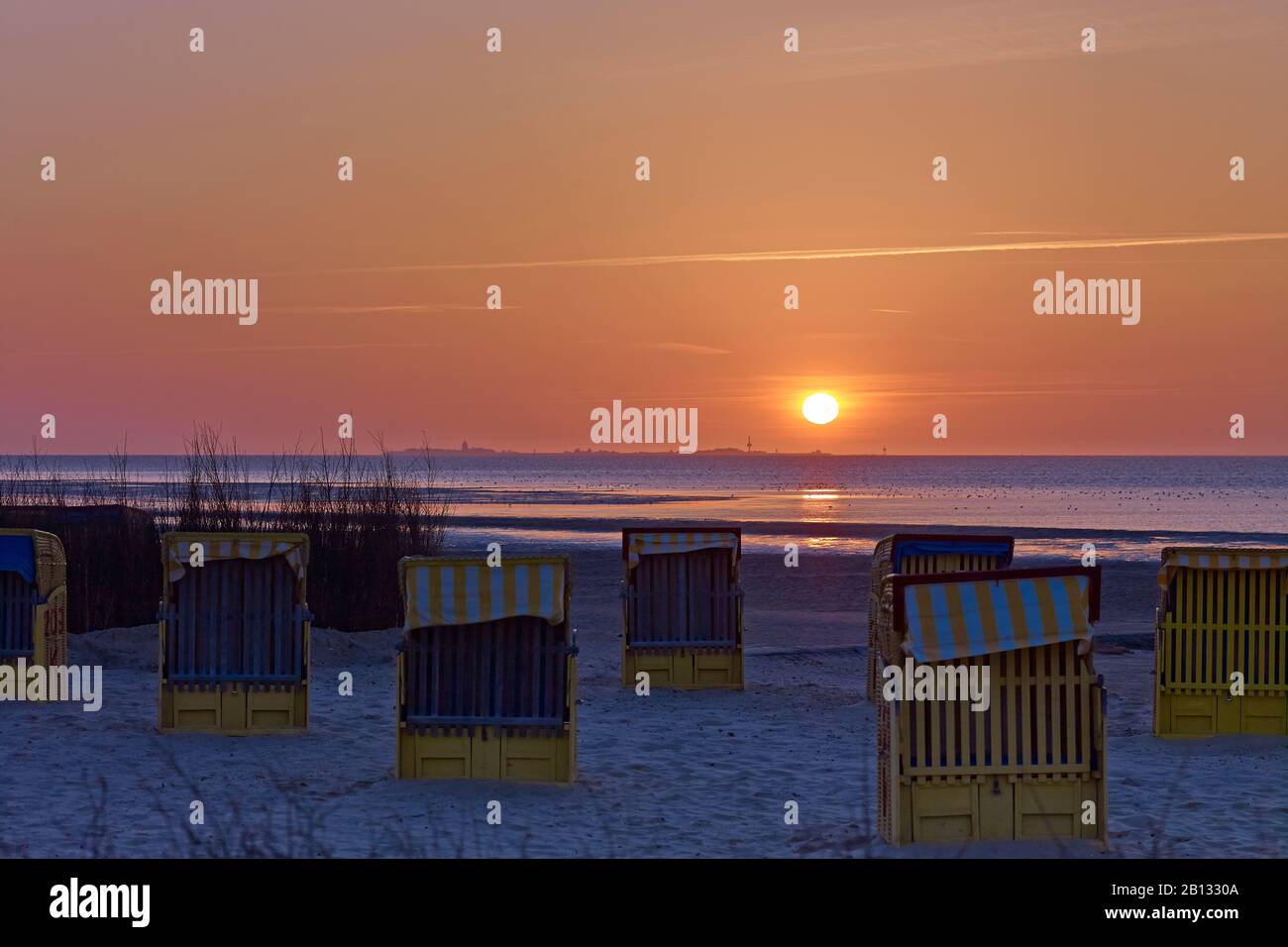 Tramonto sulla spiaggia di Duhnen con l'isola Neuwerk, Cuxhaven, Bassa Sassonia, Germania Foto Stock