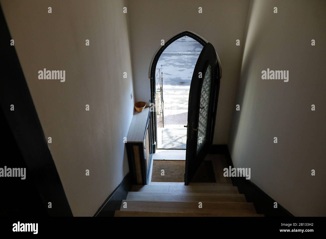 Aperta massiccia porta di legno all'interno di un vecchio edificio Foto Stock