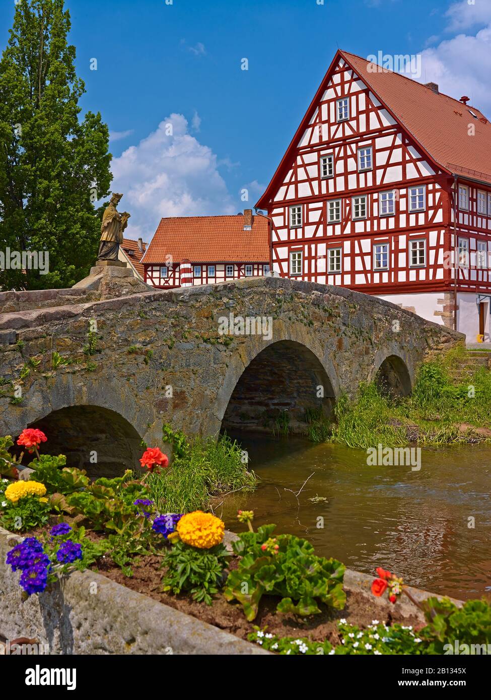 Ponte Nepomuk sopra la lettiera con il municipio di Nordheim di fronte al Rhön, Rhön-Grafeld, Bassa Franconia, Baviera, Germania Foto Stock
