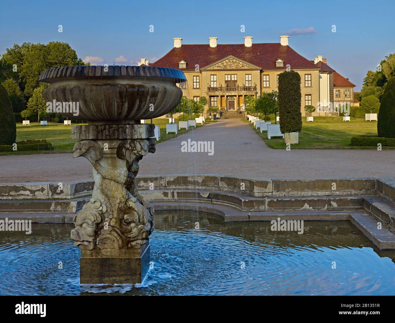 Castello Oranienbaum con fontana delfino, Sassonia-Anhalt, Germania Foto Stock