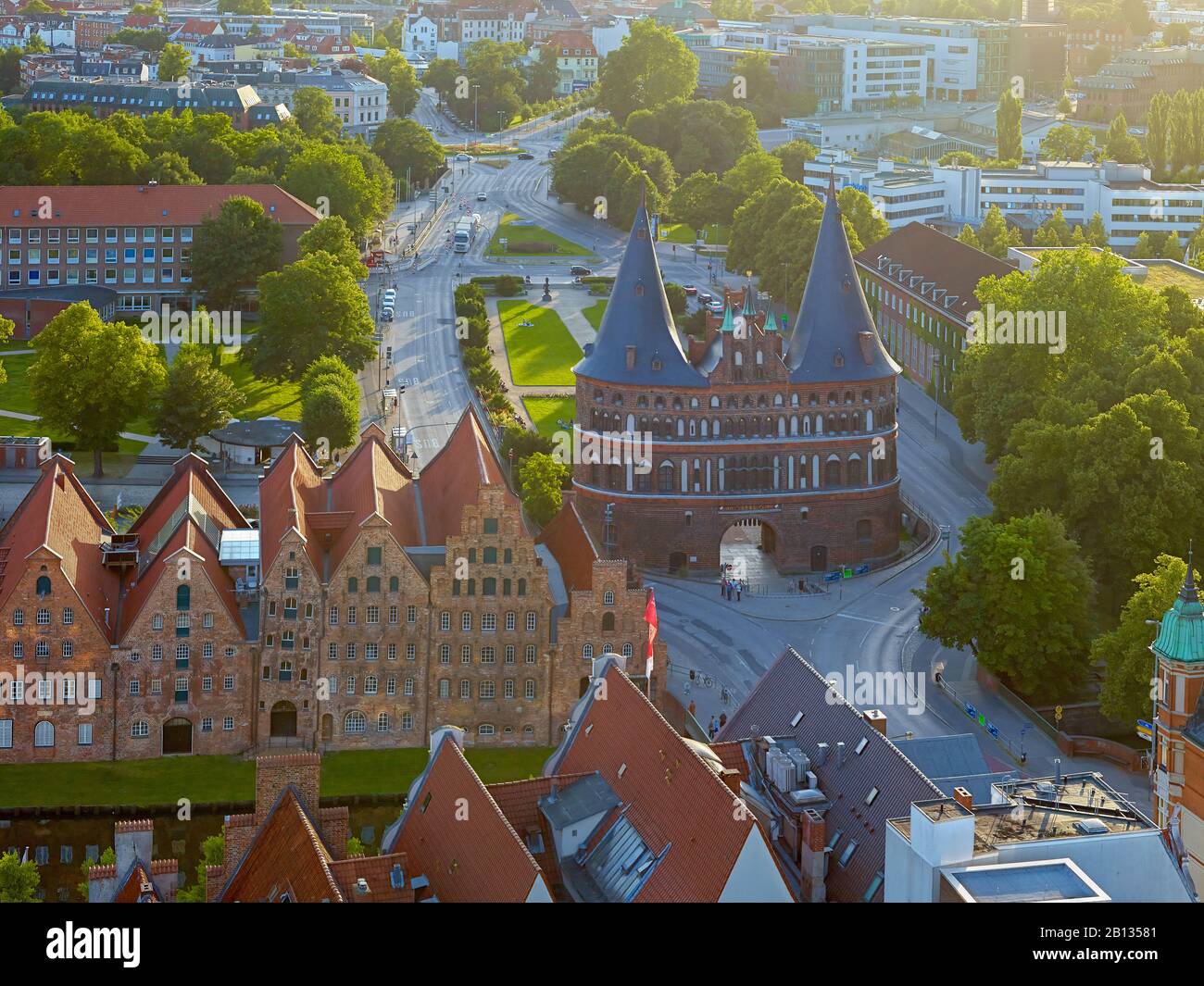 Magazzini e porta Holsten, città anseatica di Lubeck, Schleswig-Holstein, Germania Foto Stock