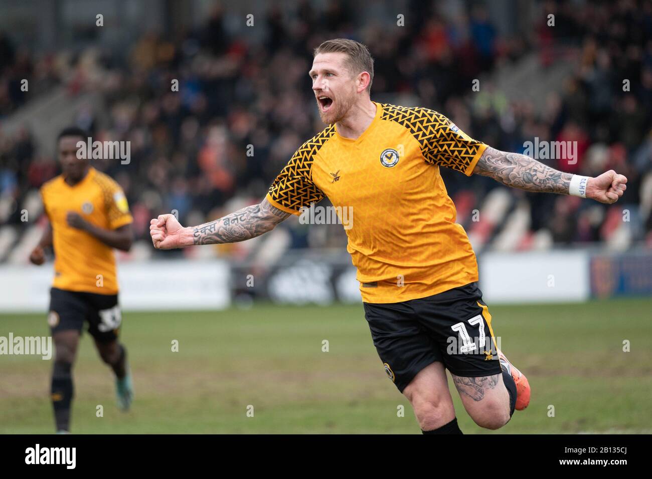 Newport, Regno Unito. 22nd Feb, 2020. Scot Bennett della contea di Newport (17) celebra dopo aver ottenuto il suo obiettivo 2nd team. EFL Skybet Football League Two, Newport County / Bradford City at Rodney Parade in Newport, South Wales il sabato 22nd febbraio 2020. Questa immagine può essere utilizzata solo per scopi editoriali. Solo uso editoriale, licenza richiesta per uso commerciale. Nessun utilizzo nelle scommesse, nei giochi o in una singola pubblicazione club/campionato/giocatore. PIC by Credit: Andrew Orchard sports photography/Alamy Live News Foto Stock