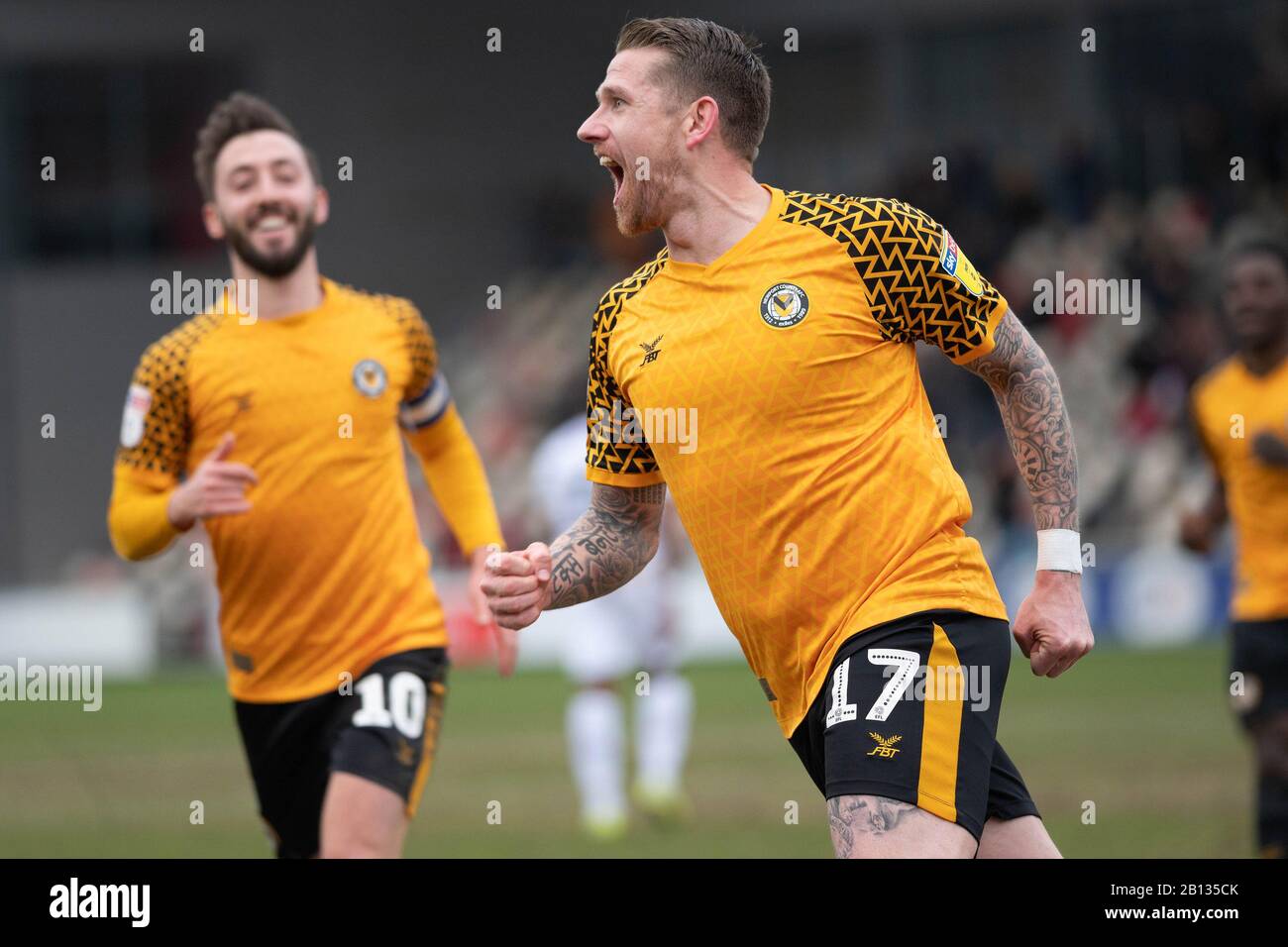 Newport, Regno Unito. 22nd Feb, 2020. Scot Bennett della contea di Newport (17) celebra dopo aver ottenuto il suo obiettivo 2nd team. EFL Skybet Football League Two, Newport County / Bradford City at Rodney Parade in Newport, South Wales il sabato 22nd febbraio 2020. Questa immagine può essere utilizzata solo per scopi editoriali. Solo uso editoriale, licenza richiesta per uso commerciale. Nessun utilizzo nelle scommesse, nei giochi o in una singola pubblicazione club/campionato/giocatore. PIC by Credit: Andrew Orchard sports photography/Alamy Live News Foto Stock